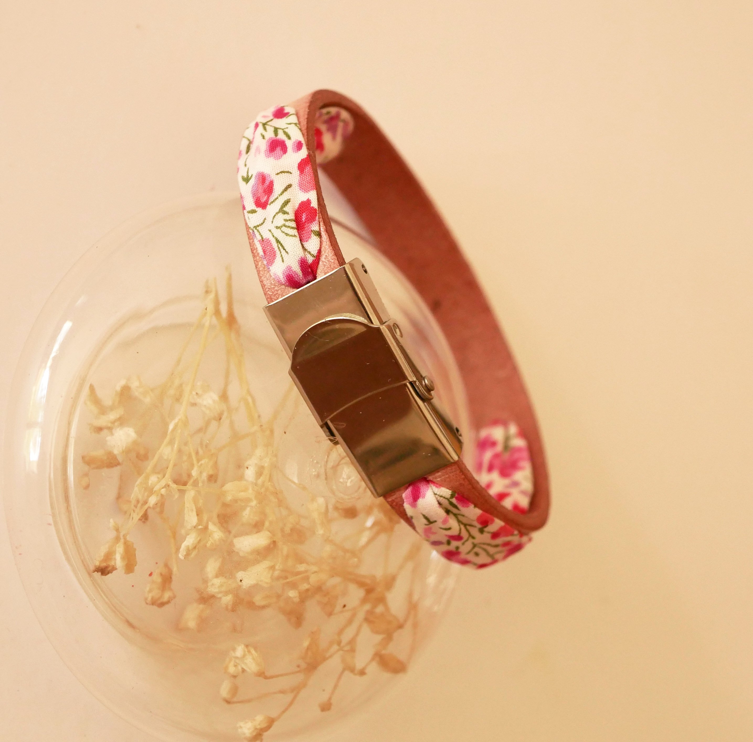 Florâme armband met roze liberty lint bloemen op oud roze leer