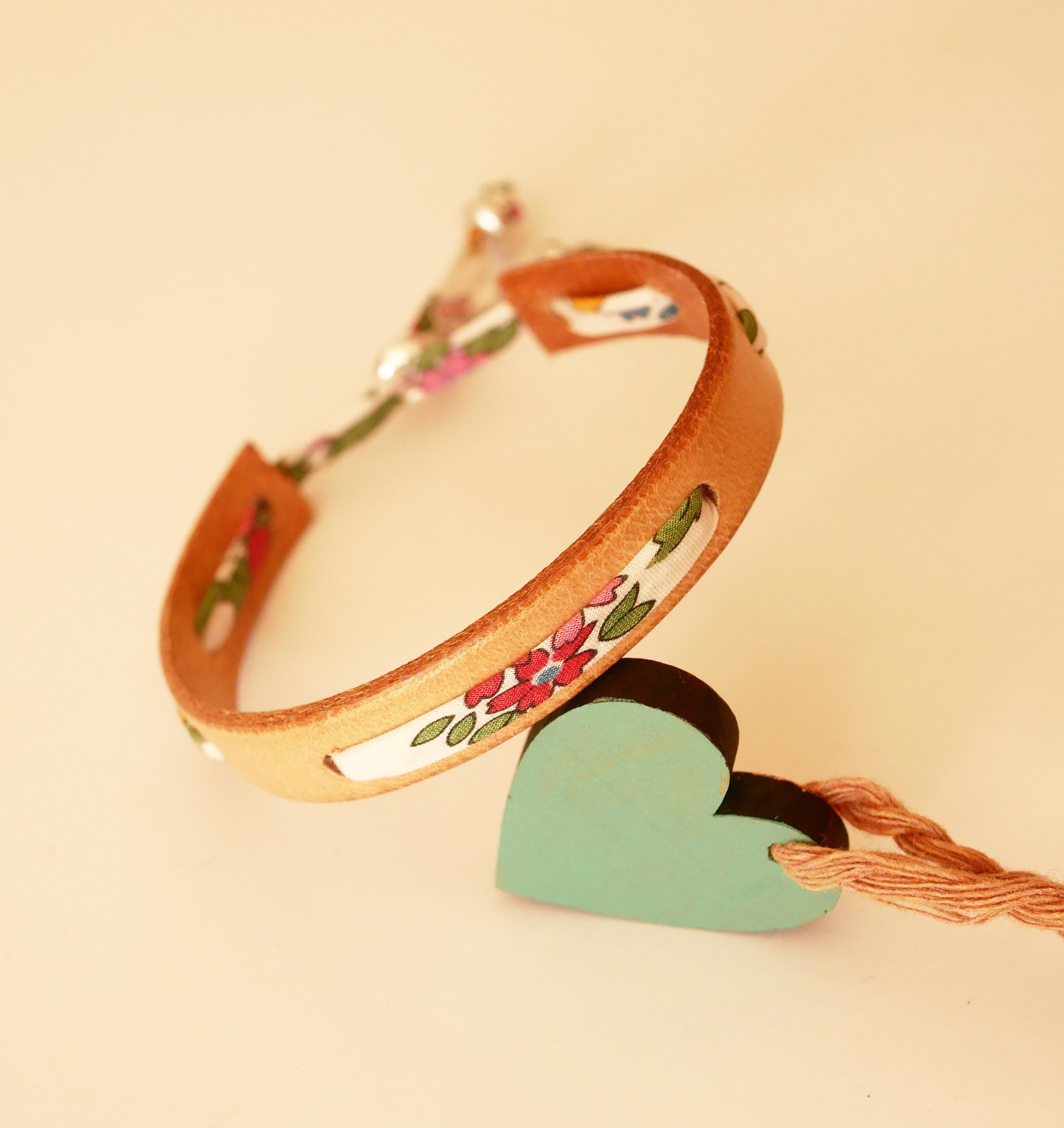 Florâme armband met bevrijd aardbeienlint op natuurleer