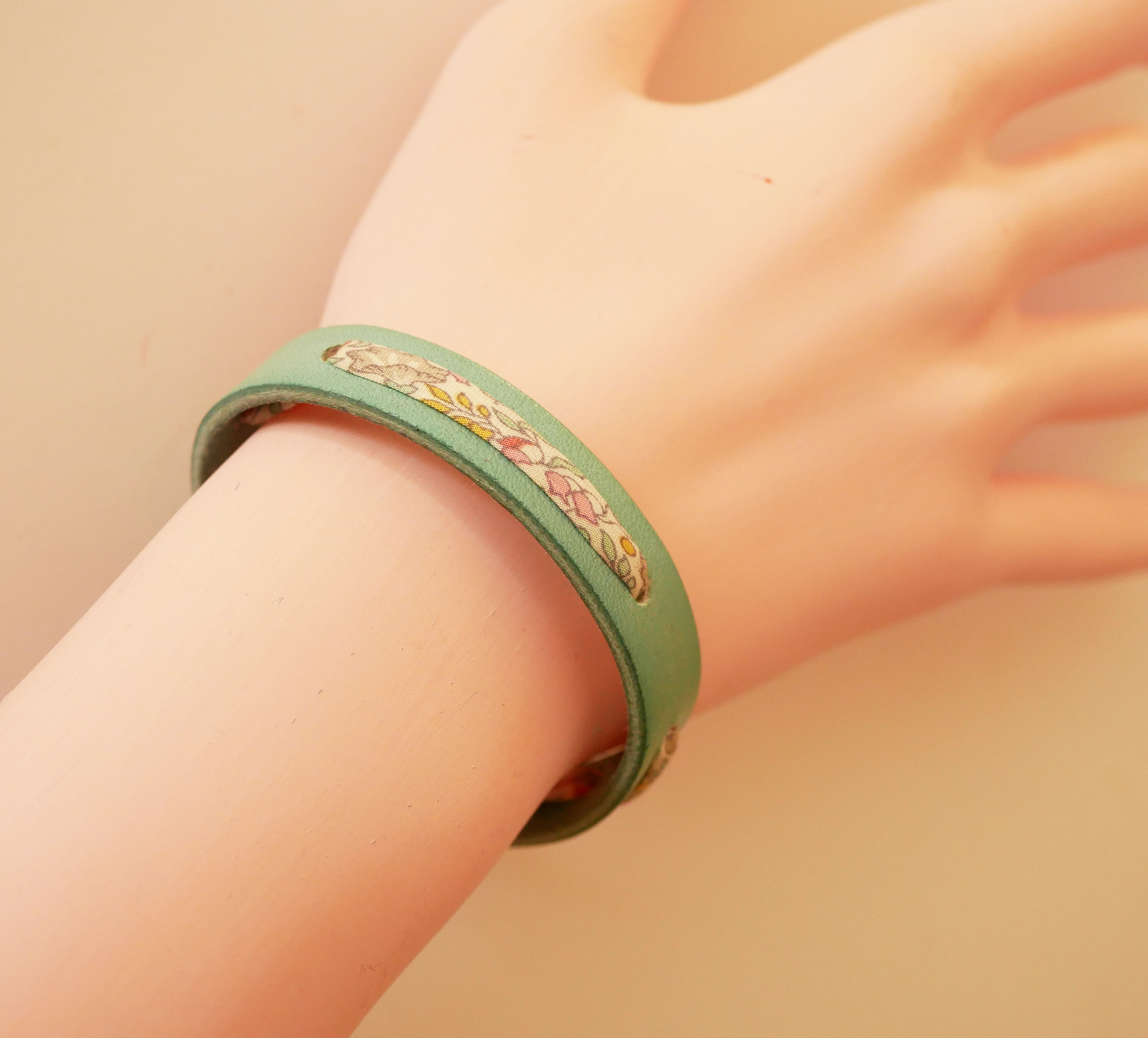 Florâme armband met pastel liberty bloemenlint op celadon groen leer