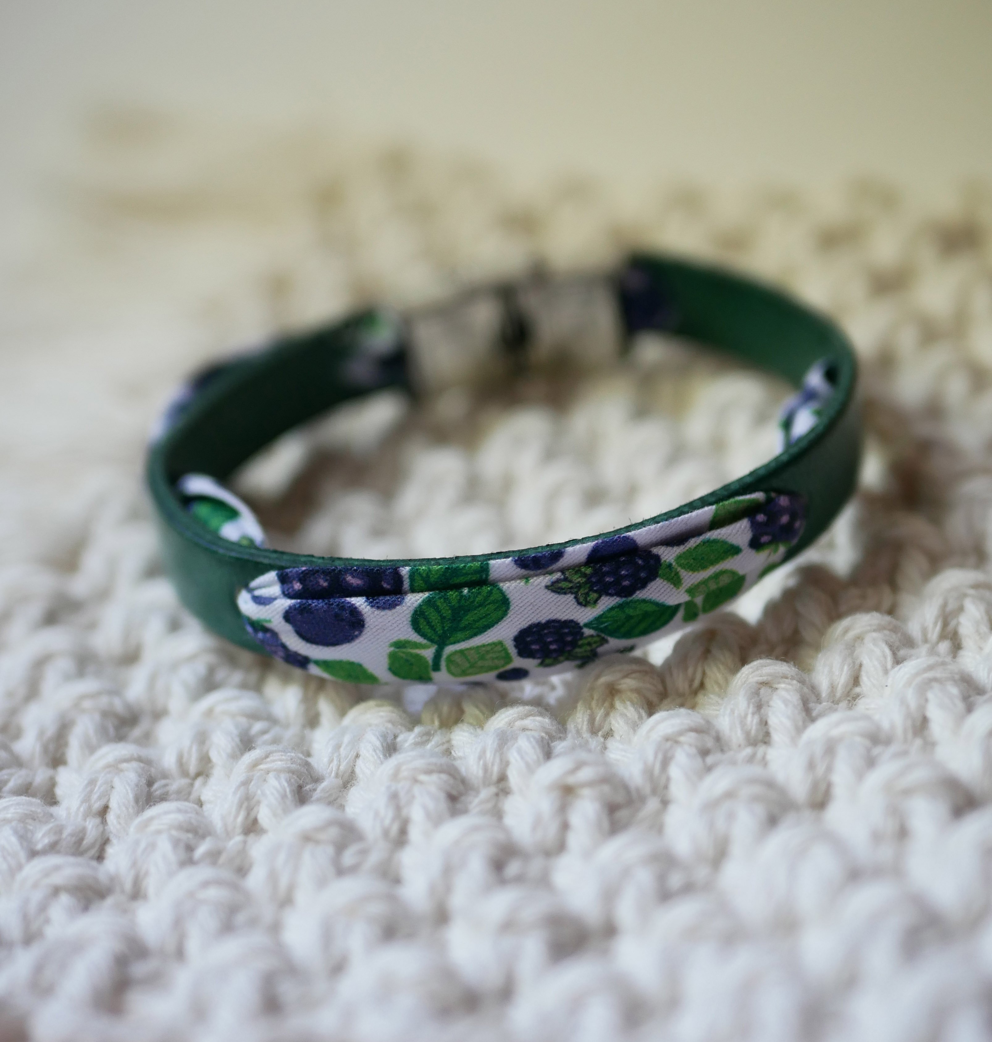 Flor&acirc;me armband met bramenfruit lint op groen leer