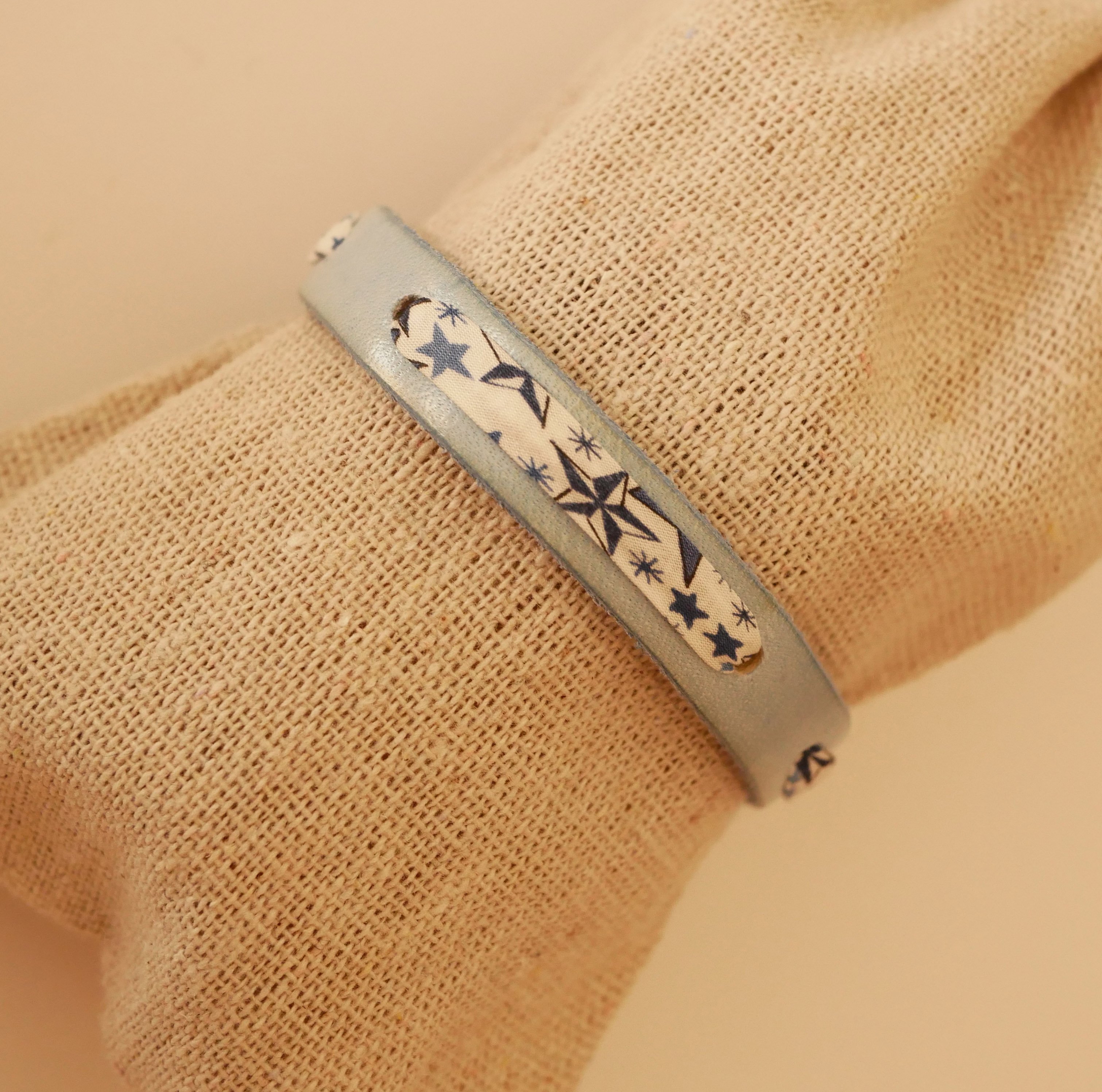 Florâme armband met bevrijdingslint blauwe sterren op hemels leer