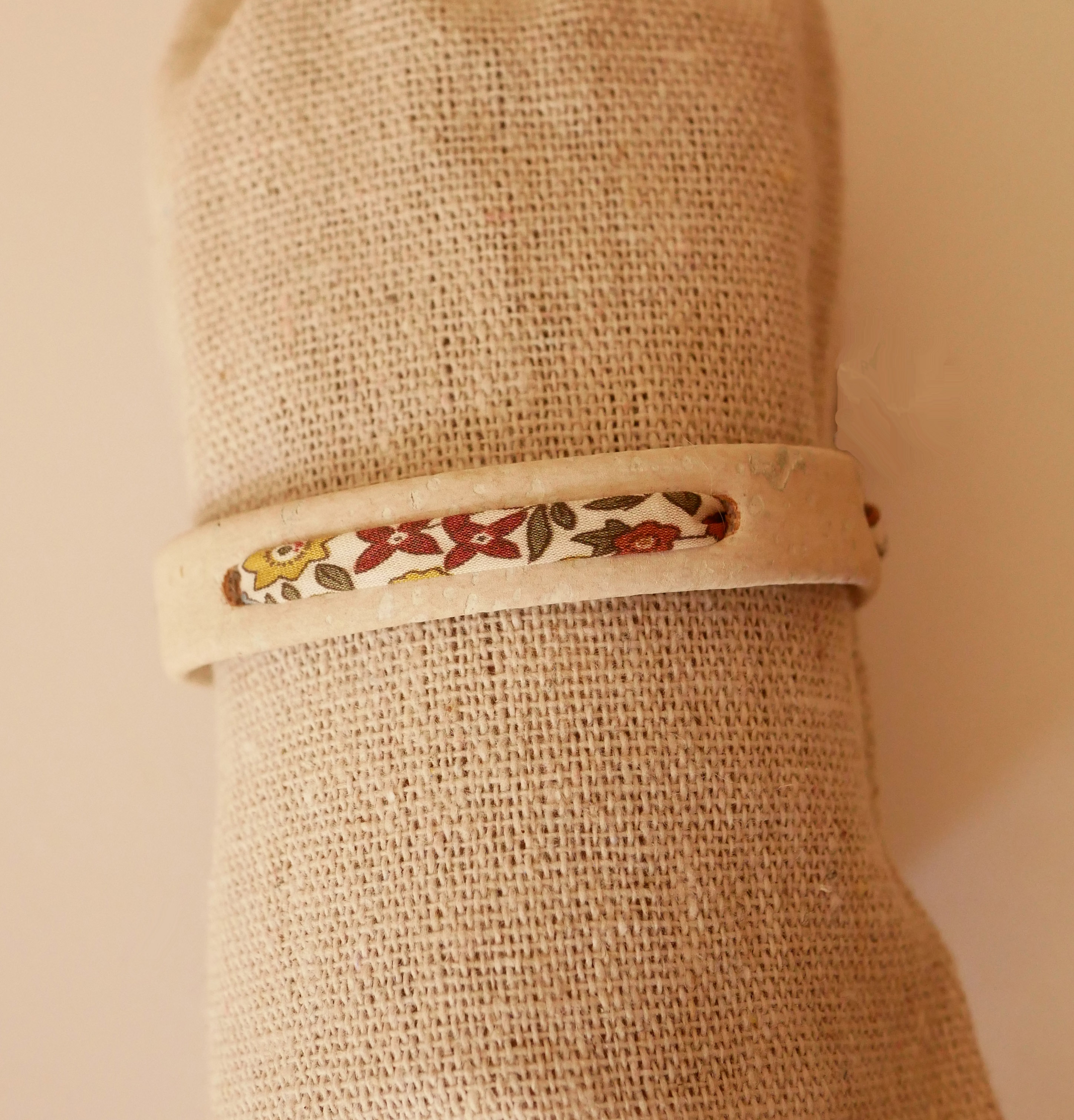 Florâme plantenarmband met Ava liberty lint op wit kurk