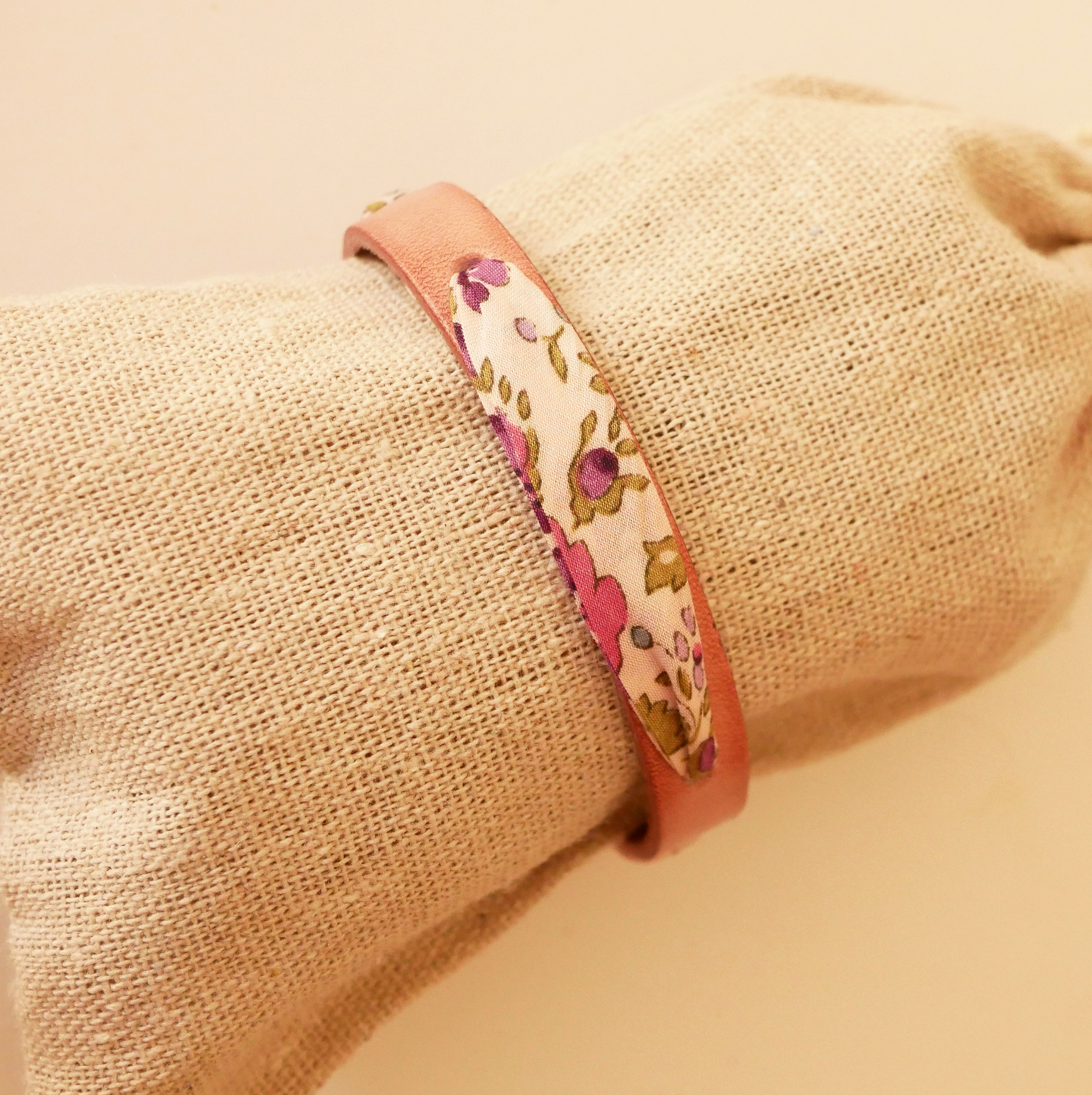 Florâme armband met vrijheidslint en paarse bloemen op verouderd roze leer