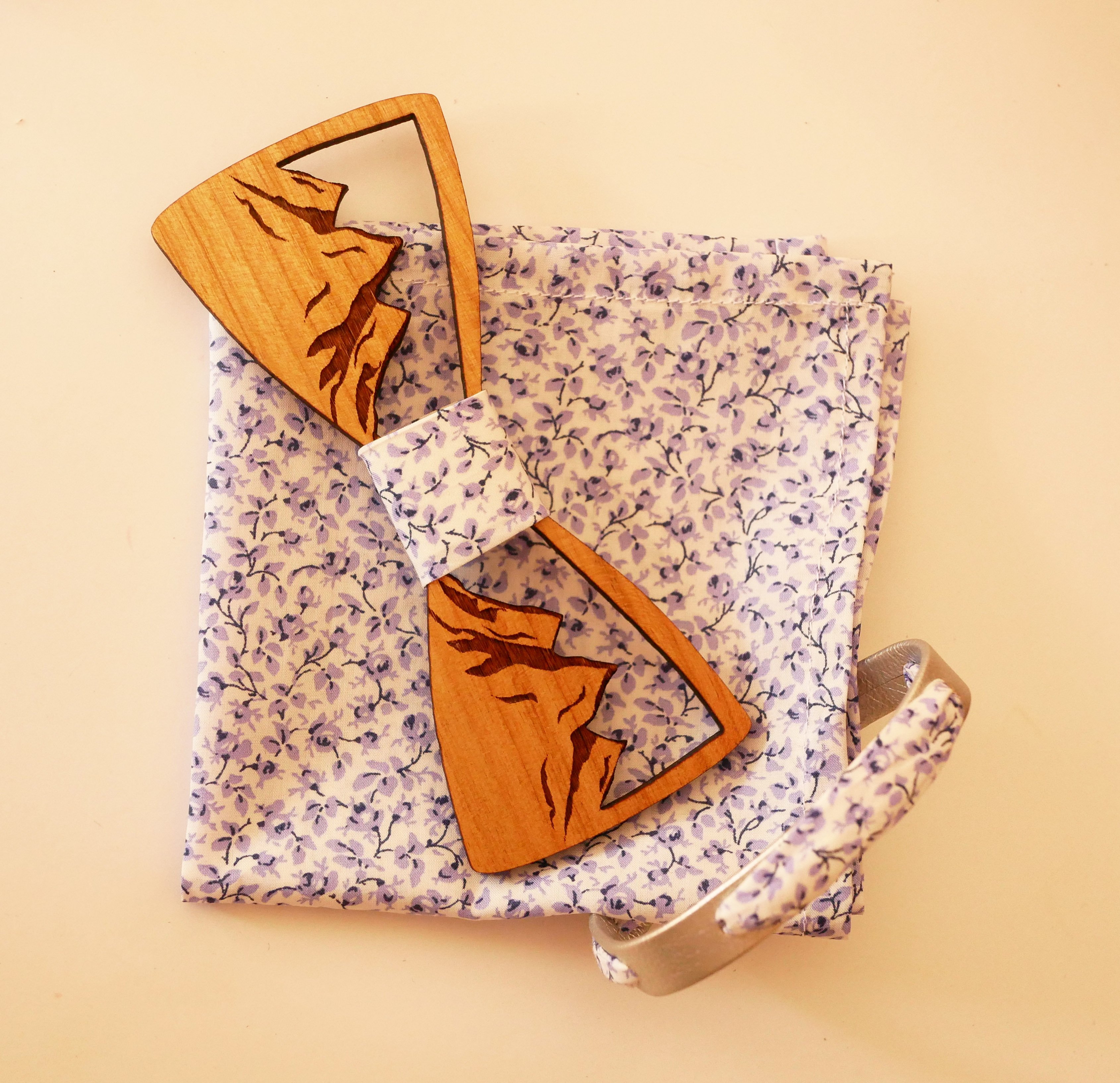 Flor&acirc;me armband met bevrijdingslint blauwe bloemen op zilverleer