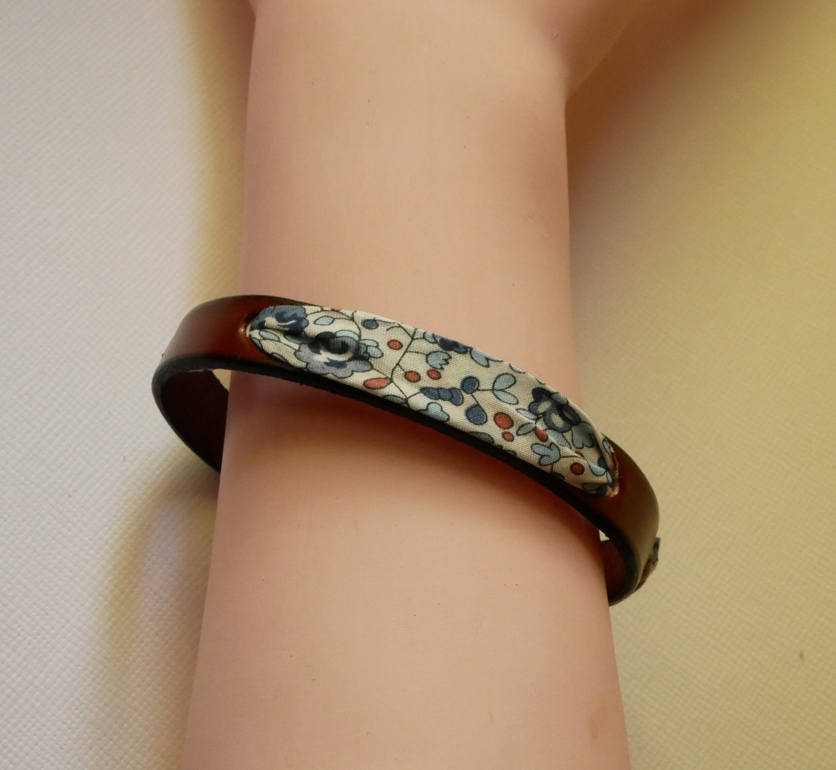 Florâme armband met bevrijdingslint Eloïse blauwe bloemen op bruin leer