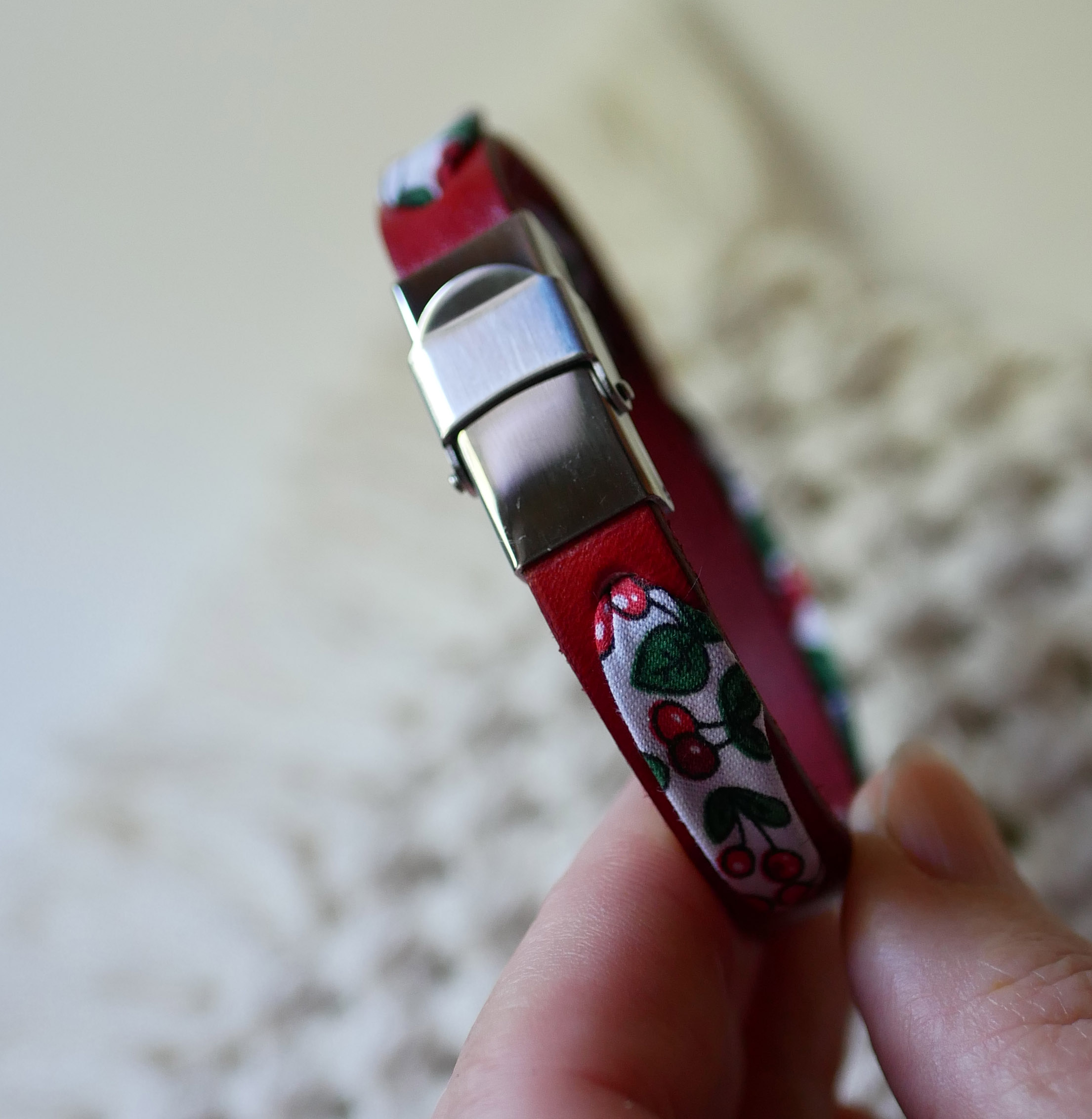 Florâme armband met lint van kersenvruchten op rood leer