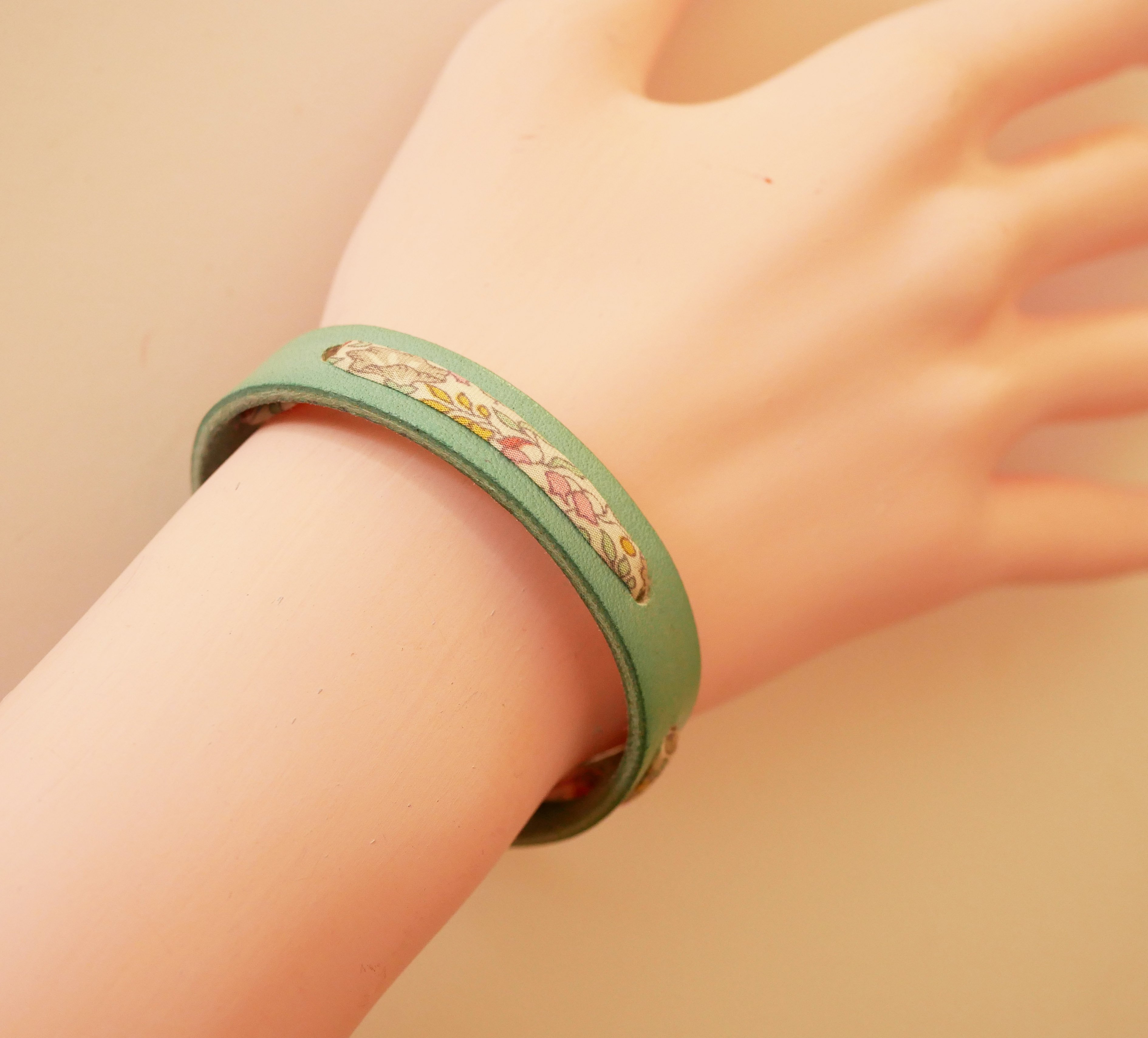 Florâme armband met pastel liberty bloemenlint op celadon groen leer