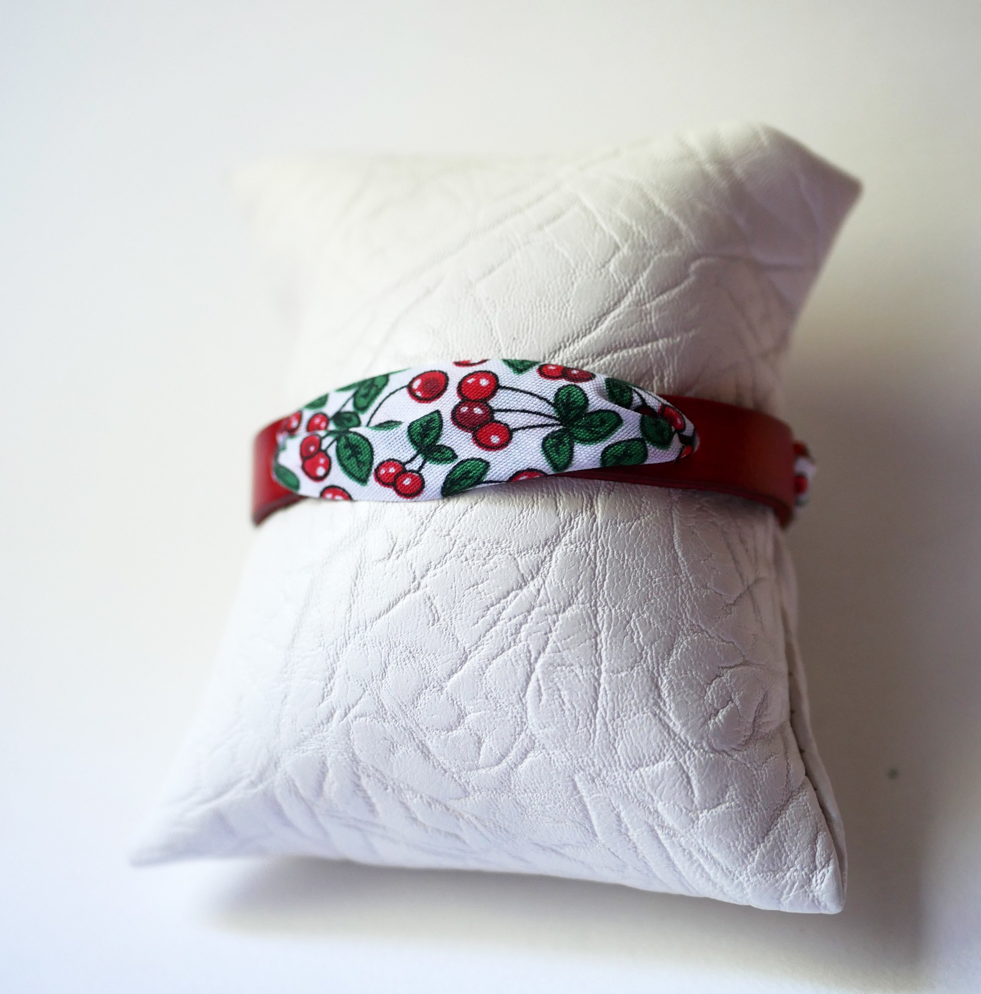Florâme armband met lint van kersenvruchten op rood leer