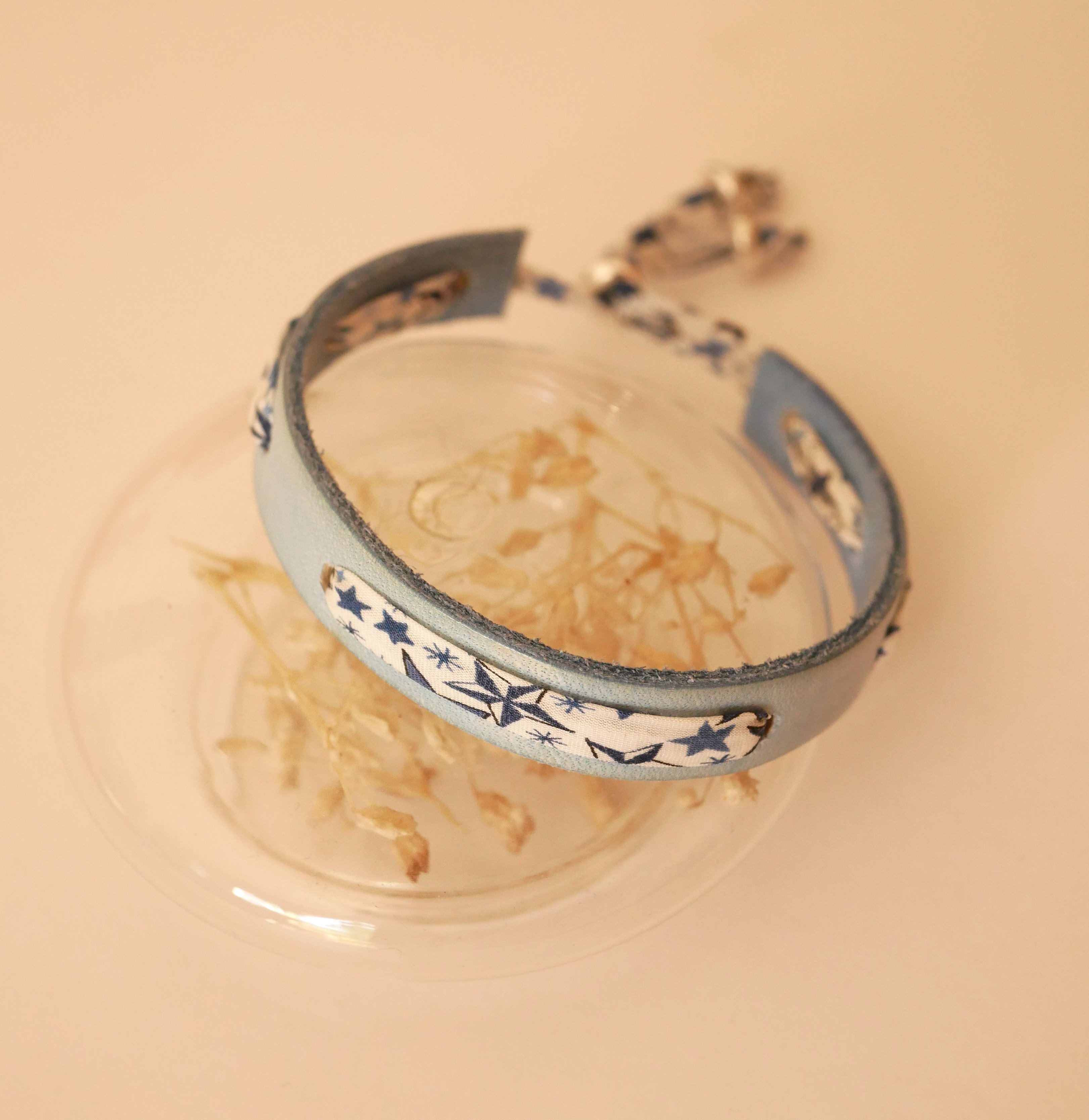 Flor&acirc;me armband met bevrijdingslint blauwe sterren op hemels leer