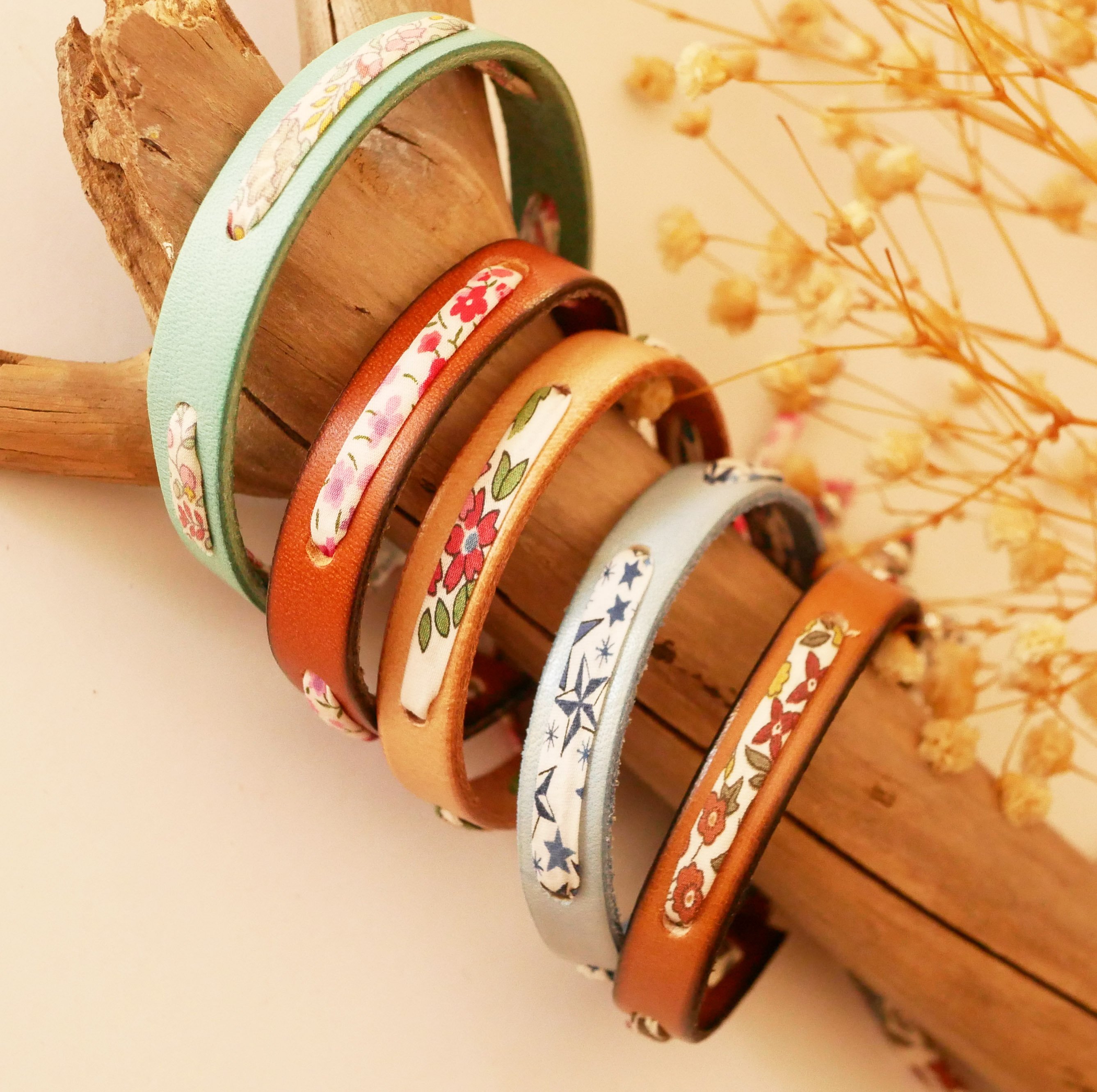 Florâme armband met bevrijd aardbeienlint op natuurleer