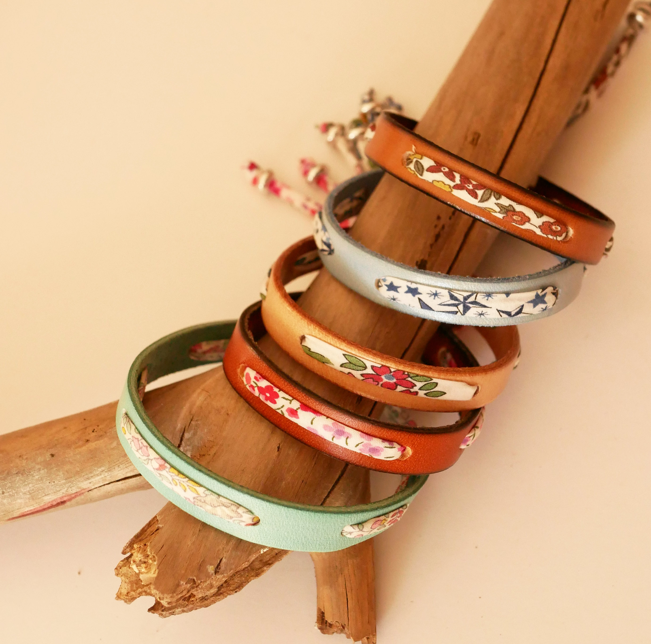 Florâme armband met pastel liberty bloemenlint op celadon groen leer