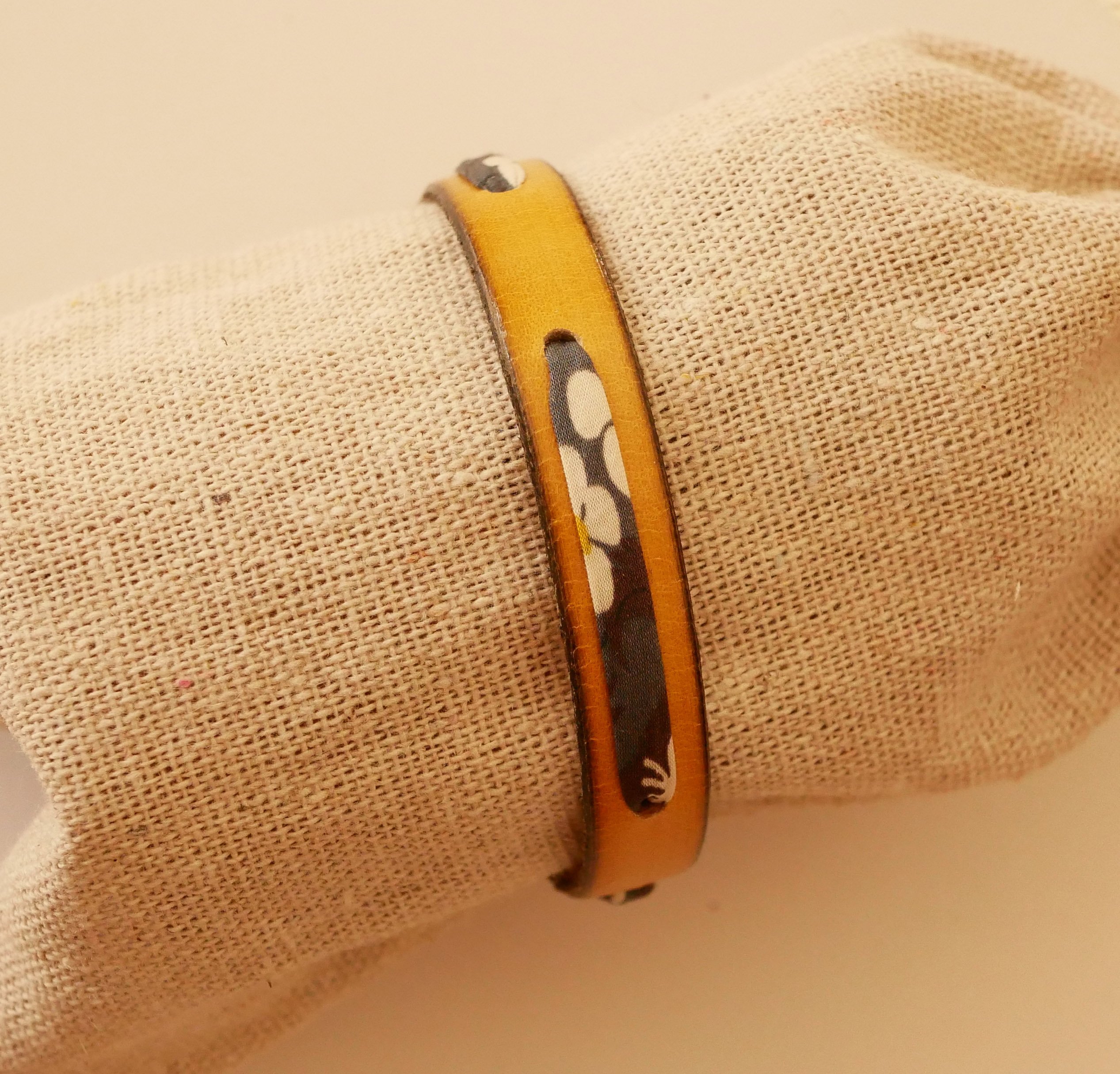 Florâme armband met grijs Misti liberty lint op mosterdleer