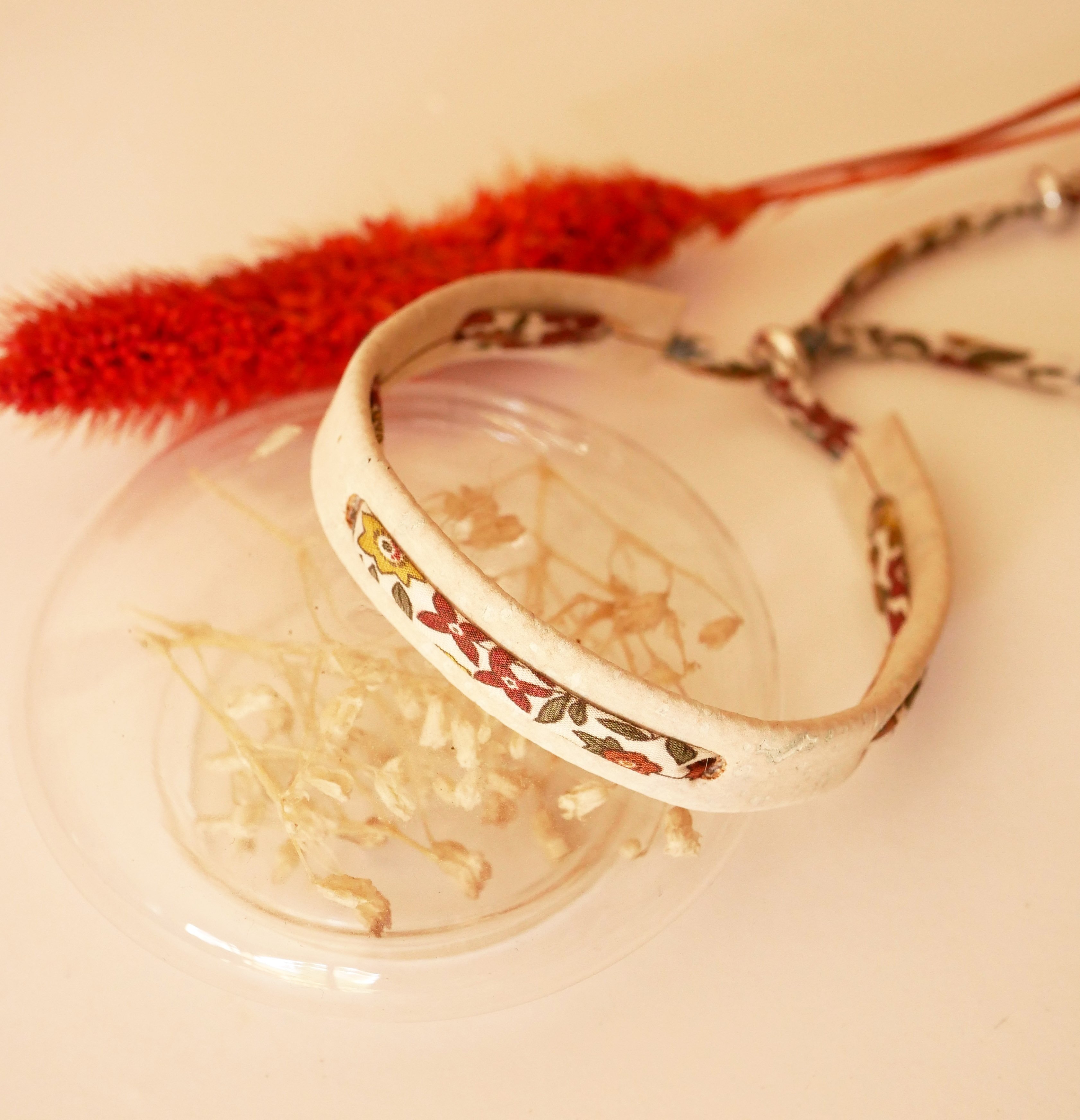 Flor&acirc;me plantenarmband met Ava liberty lint op wit kurk