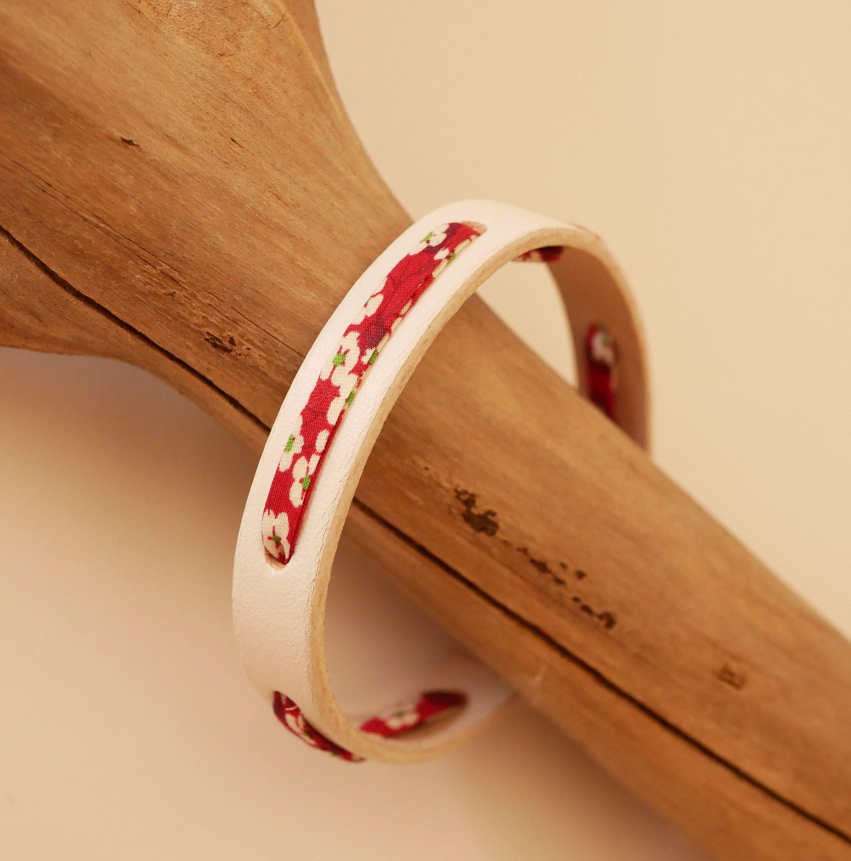 Florâme armband met rood Misti bevrijdingslint op wit leer