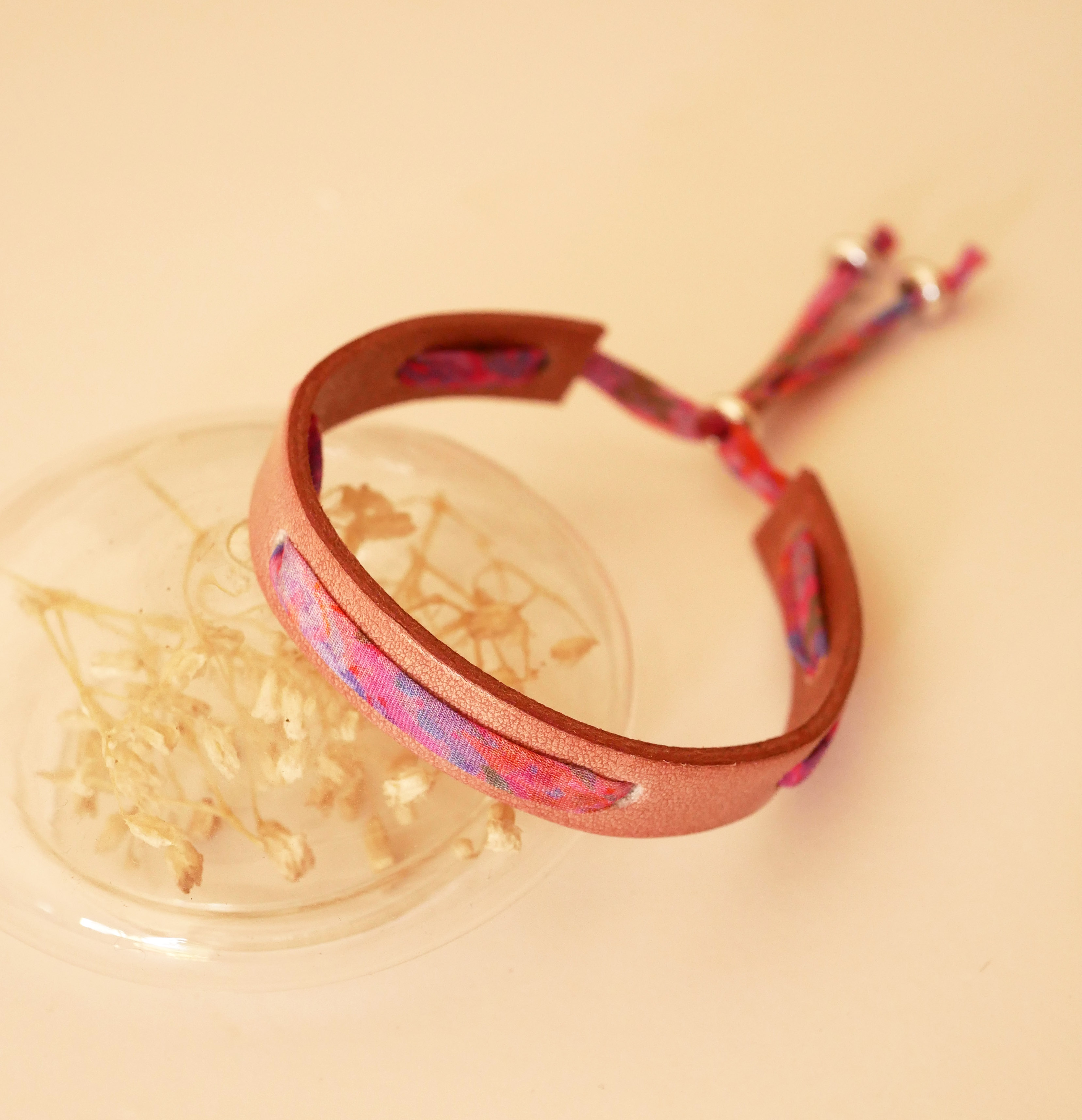 Florâme armband met bevrijd Polly lint op oudroze leer