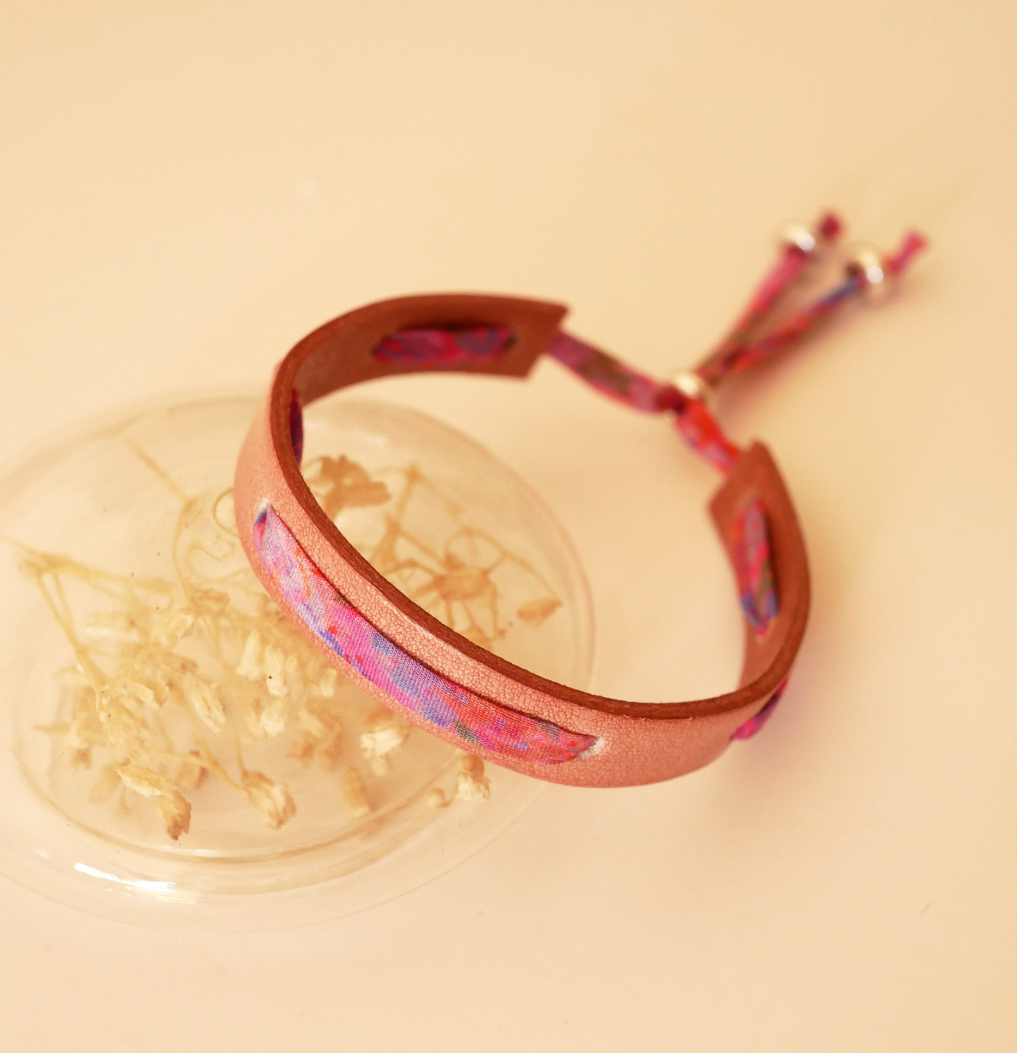 Florâme armband met bevrijd Polly lint op oudroze leer