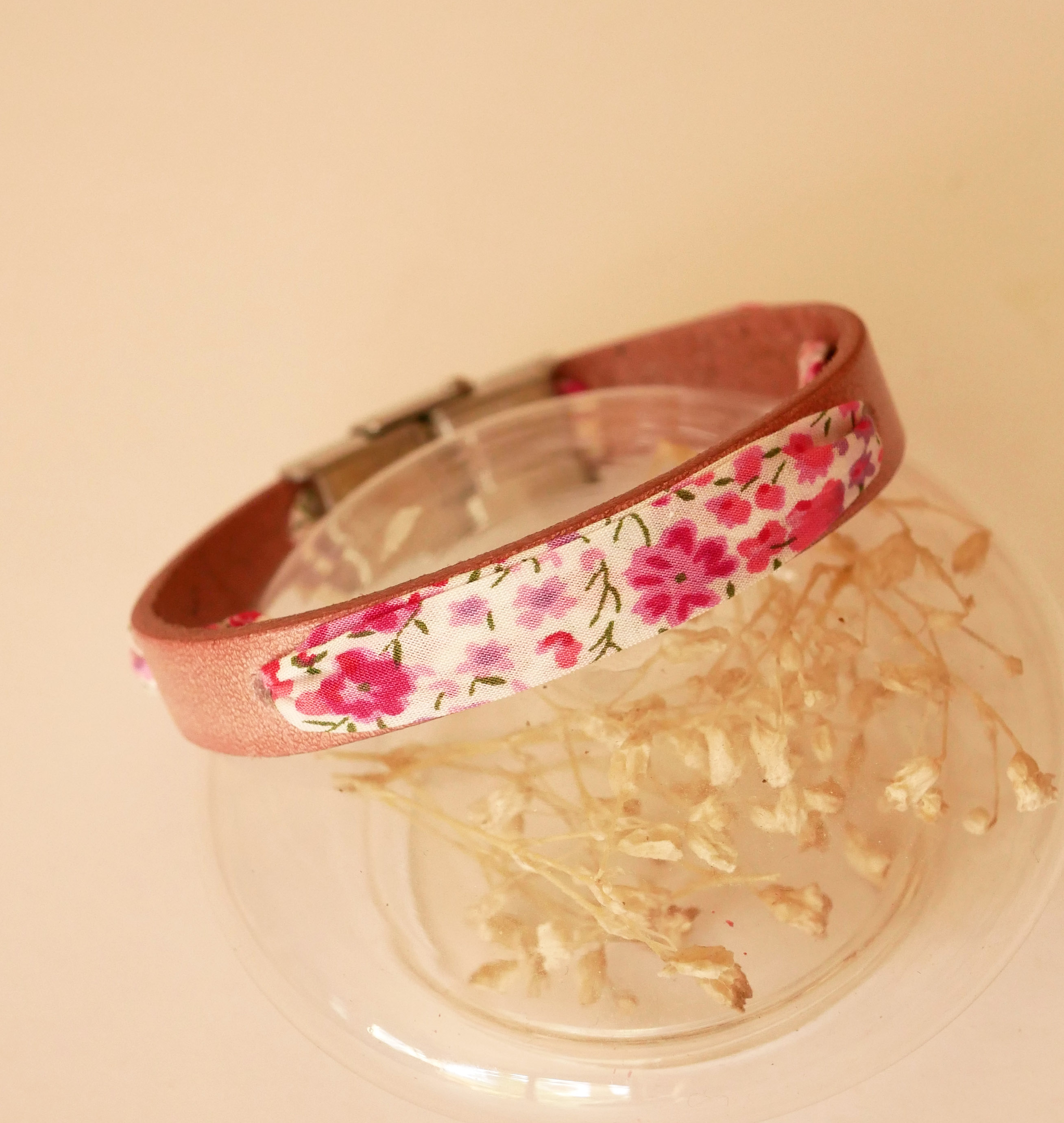 Florâme armband met roze liberty lint bloemen op oud roze leer