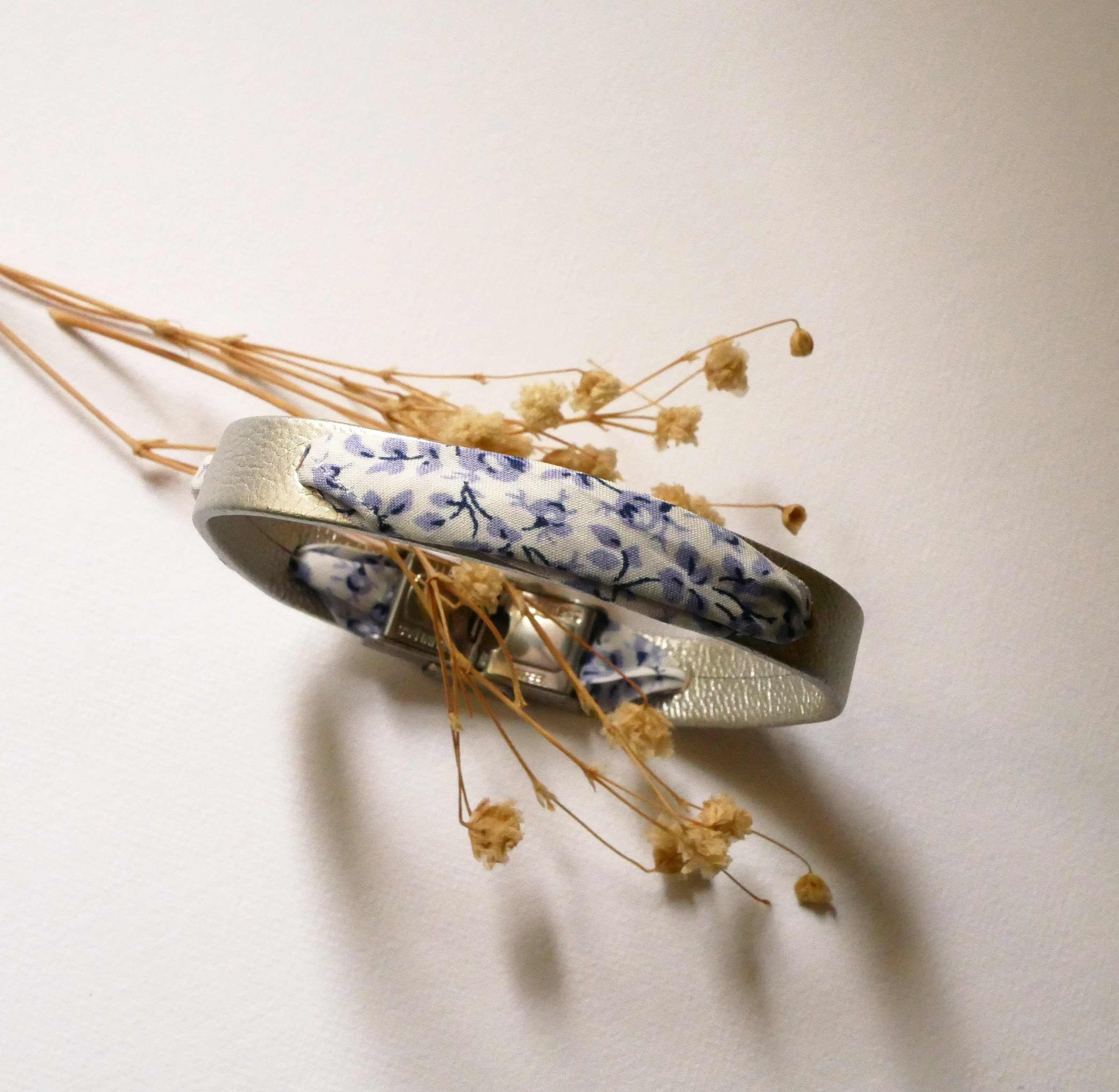 Flor&acirc;me armband met bevrijdingslint blauwe bloemen op zilverleer