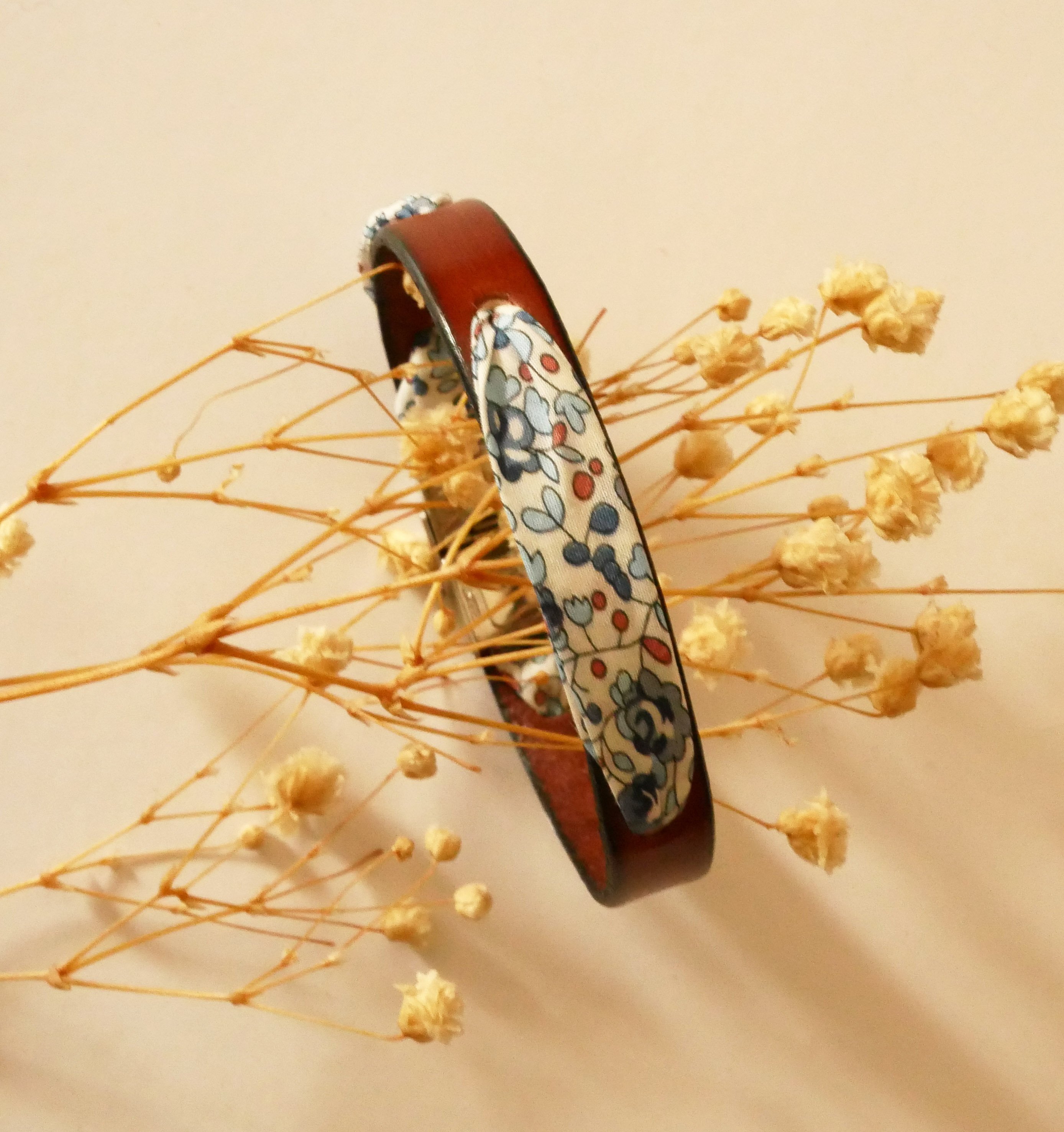 Florâme armband met bevrijdingslint Eloïse blauwe bloemen op bruin leer