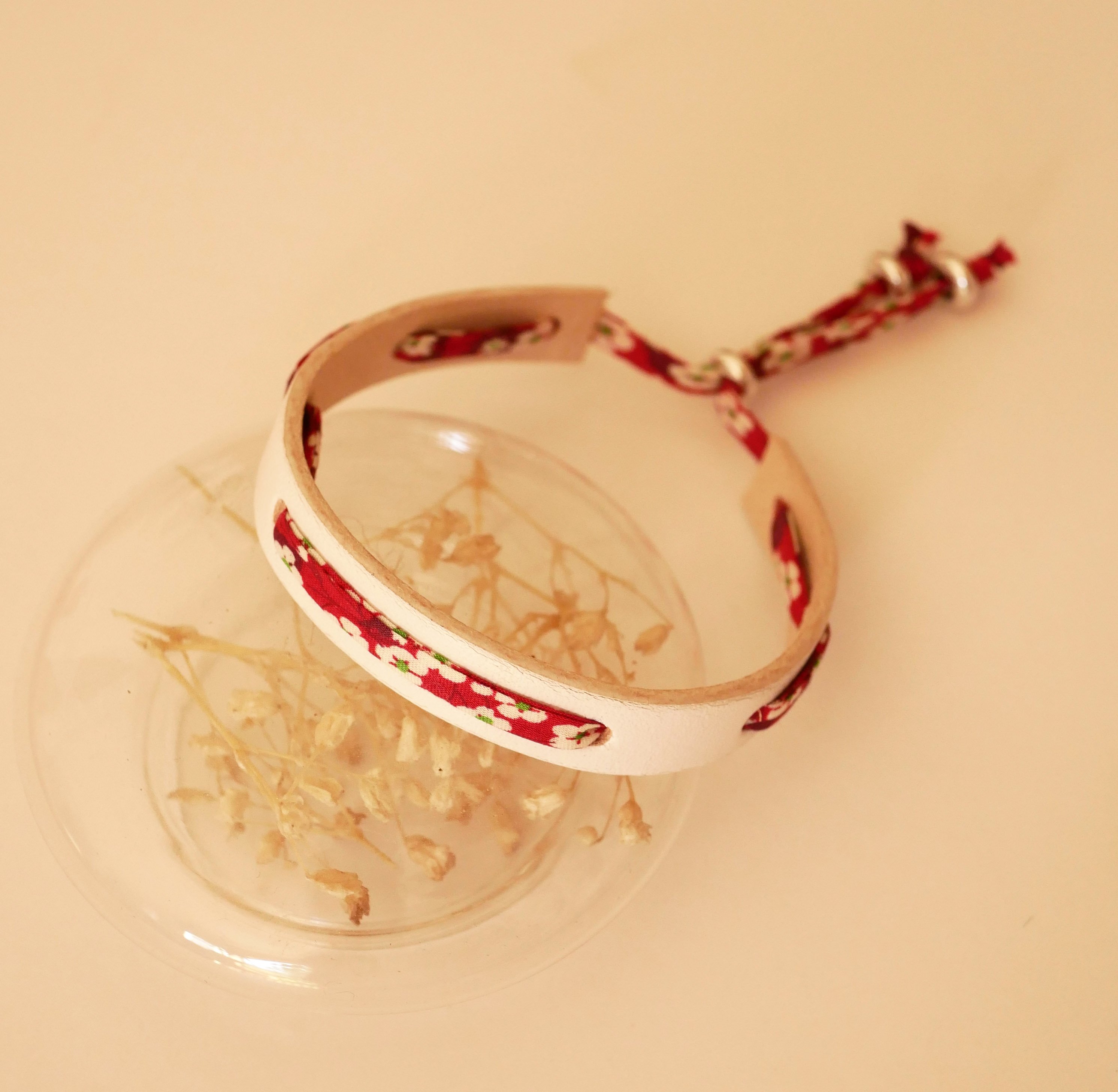 Florâme armband met rood Misti bevrijdingslint op wit leer