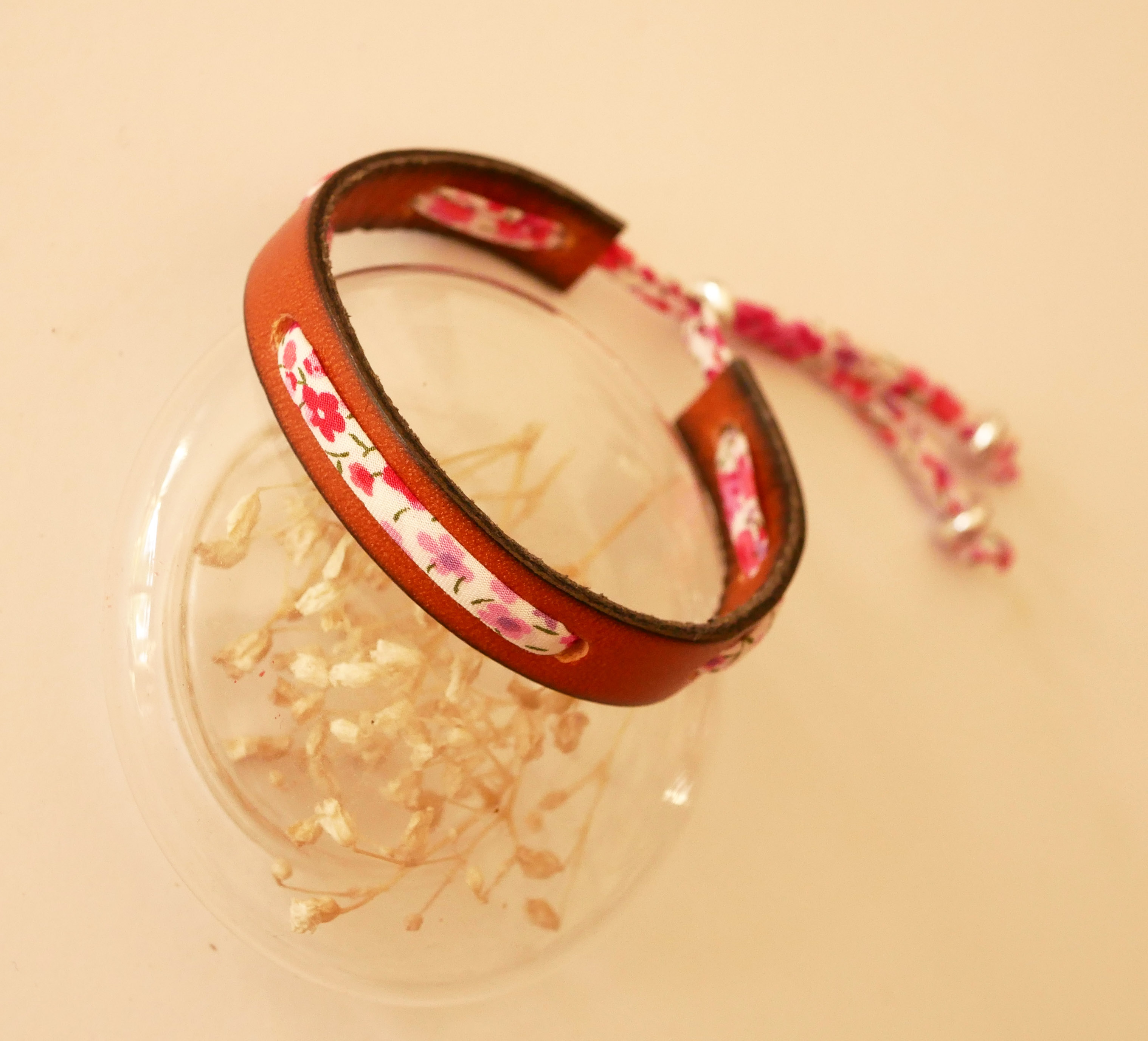 Florâme armband met Phoebe Rose vrijheidslint op bruin leer
