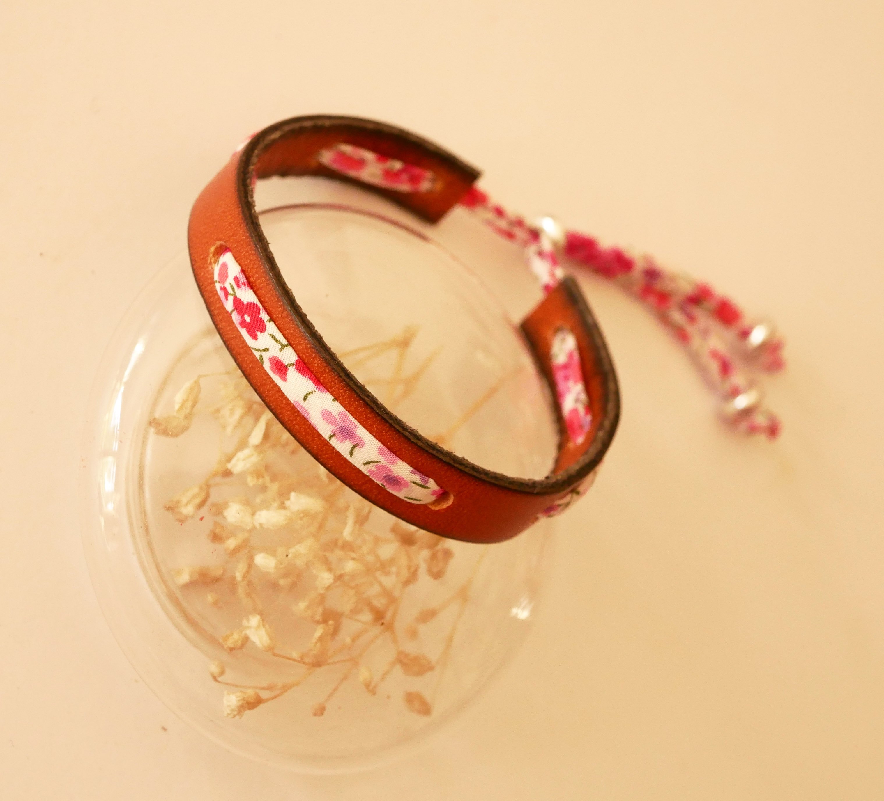 Florâme armband met Phoebe Rose vrijheidslint op bruin leer