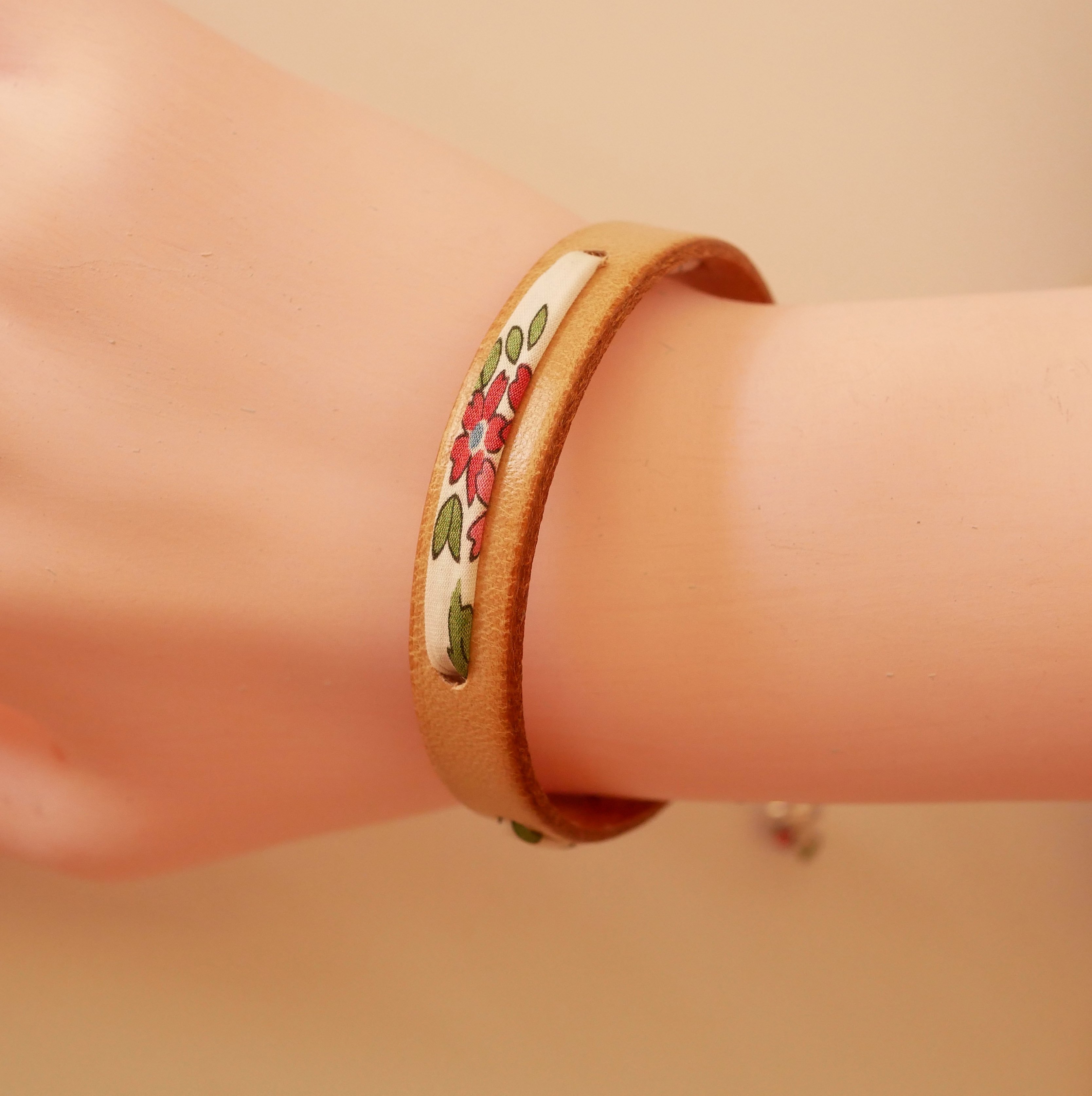 Flor&acirc;me armband met bevrijd aardbeienlint op natuurleer