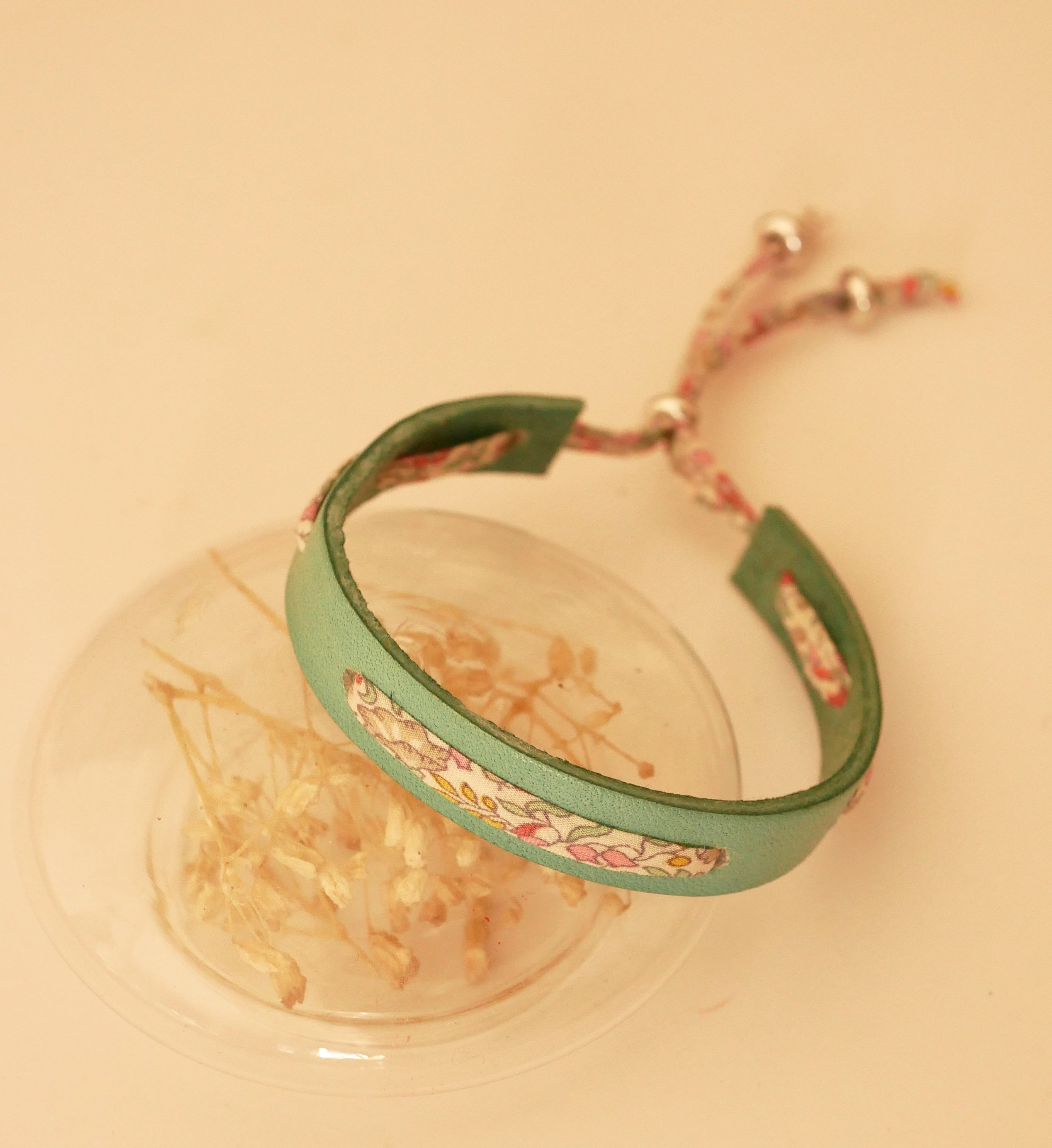 Florâme armband met pastel liberty bloemenlint op celadon groen leer