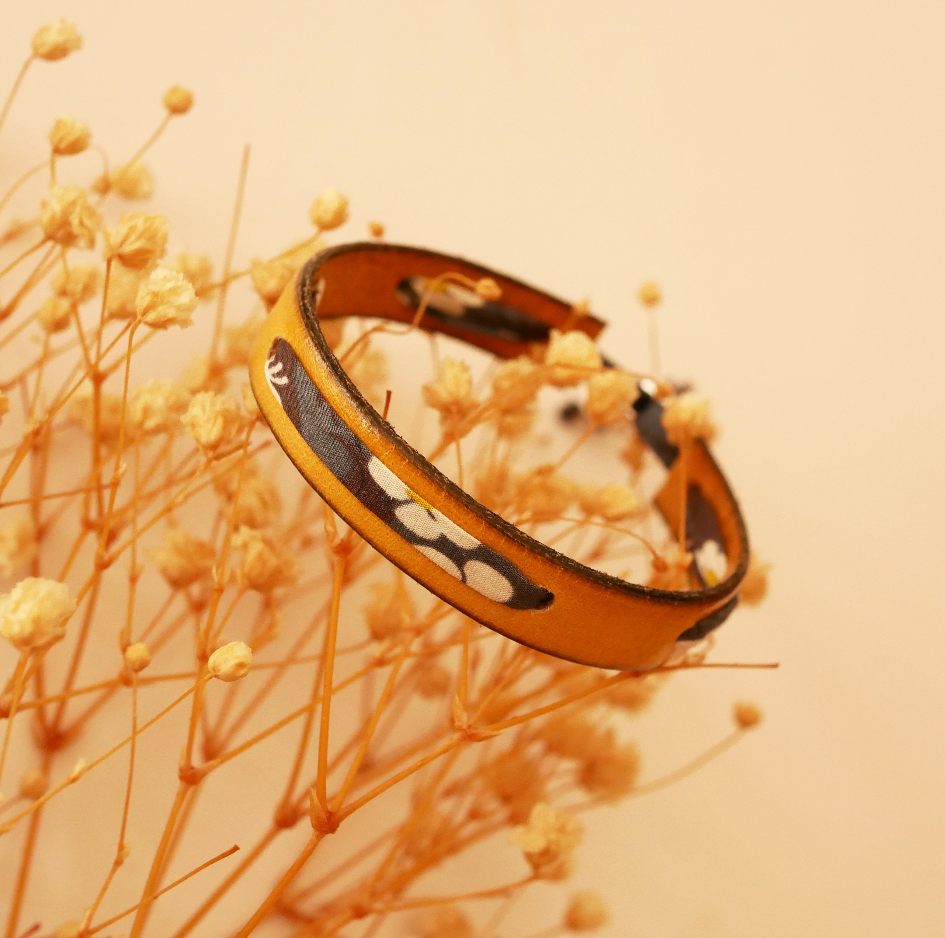 Flor&acirc;me armband met grijs Misti liberty lint op mosterdleer