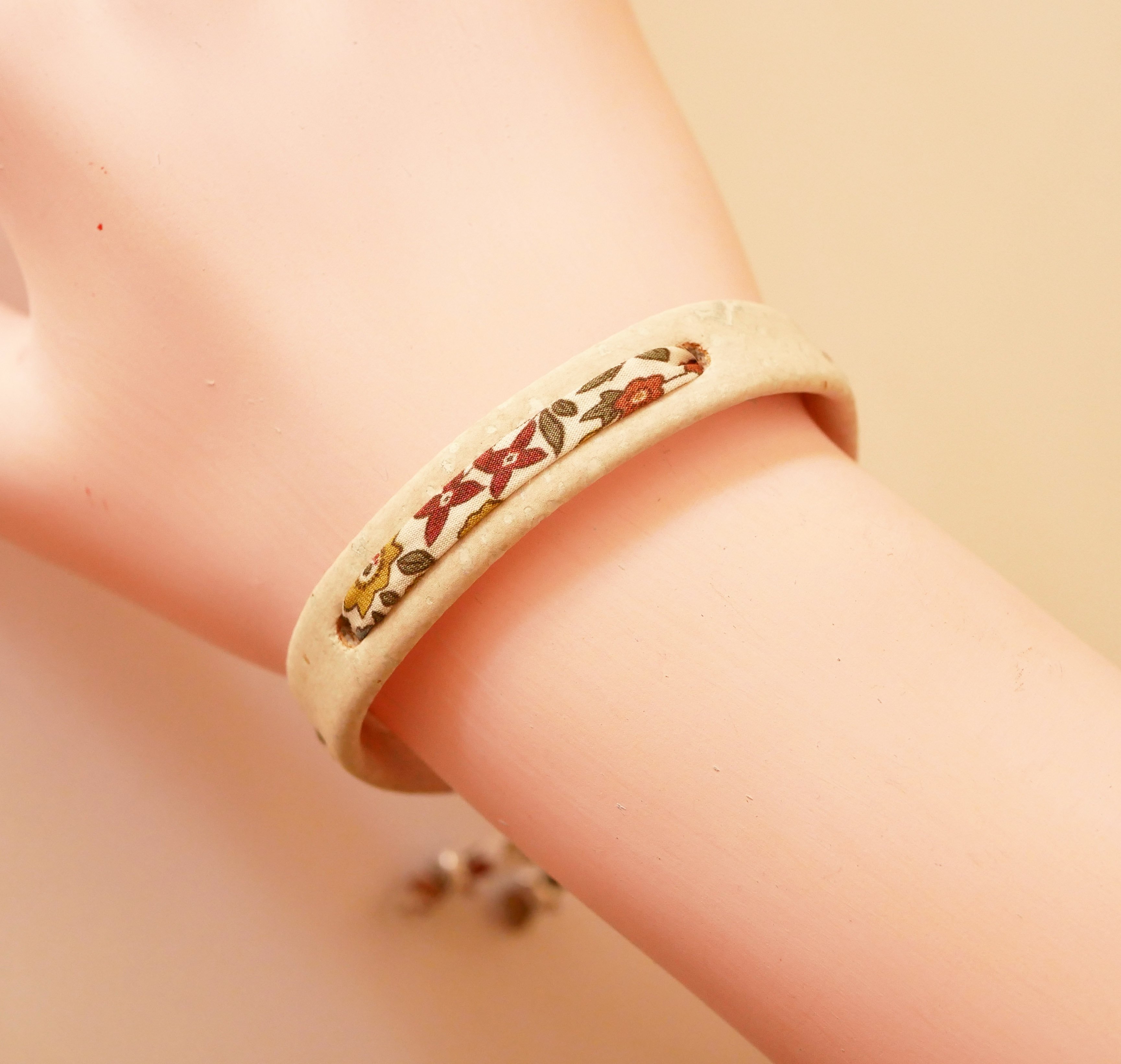 Flor&acirc;me plantenarmband met Ava liberty lint op wit kurk