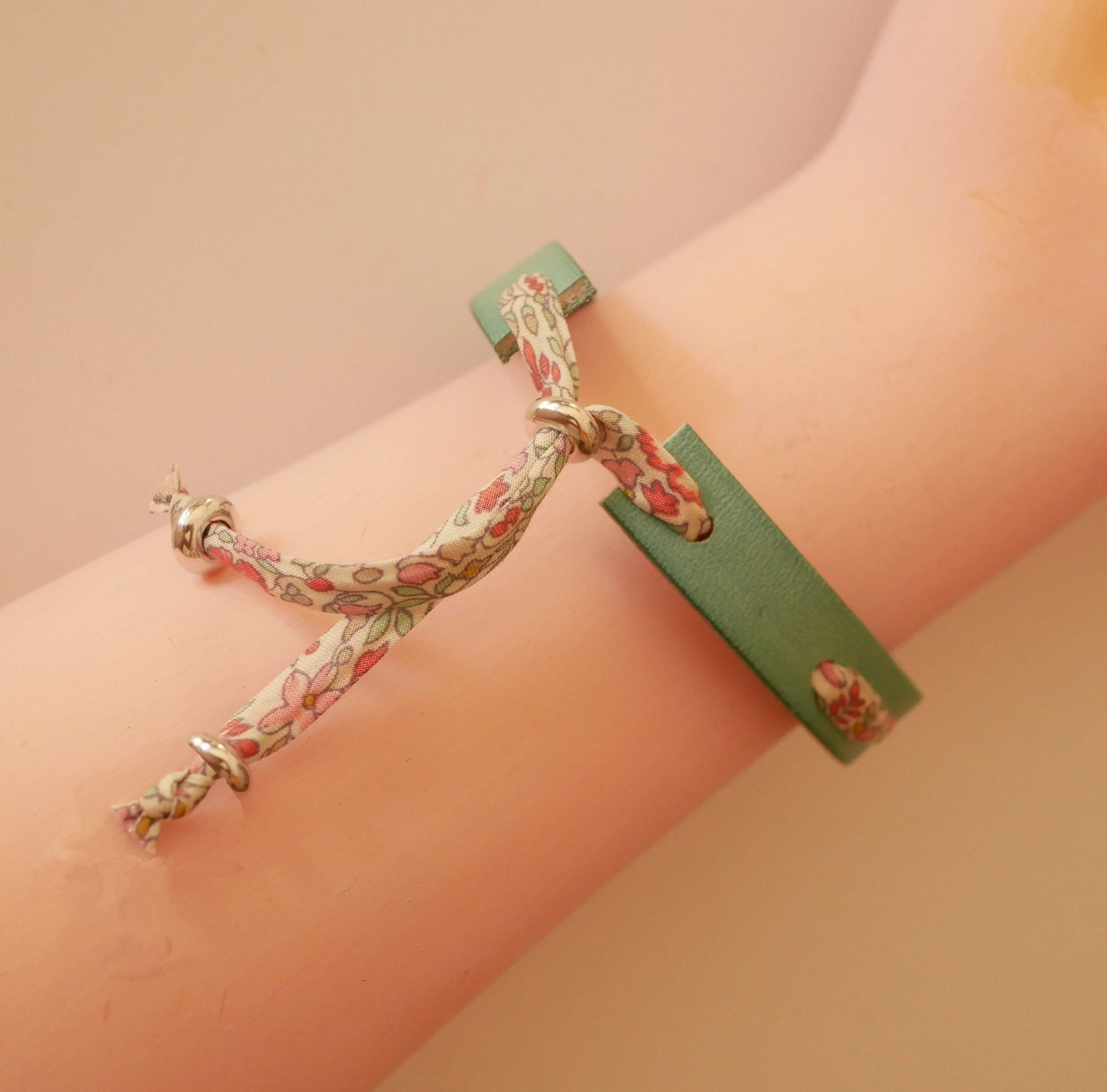 Florâme armband te personaliseren met Liberty koord en lederkleur
