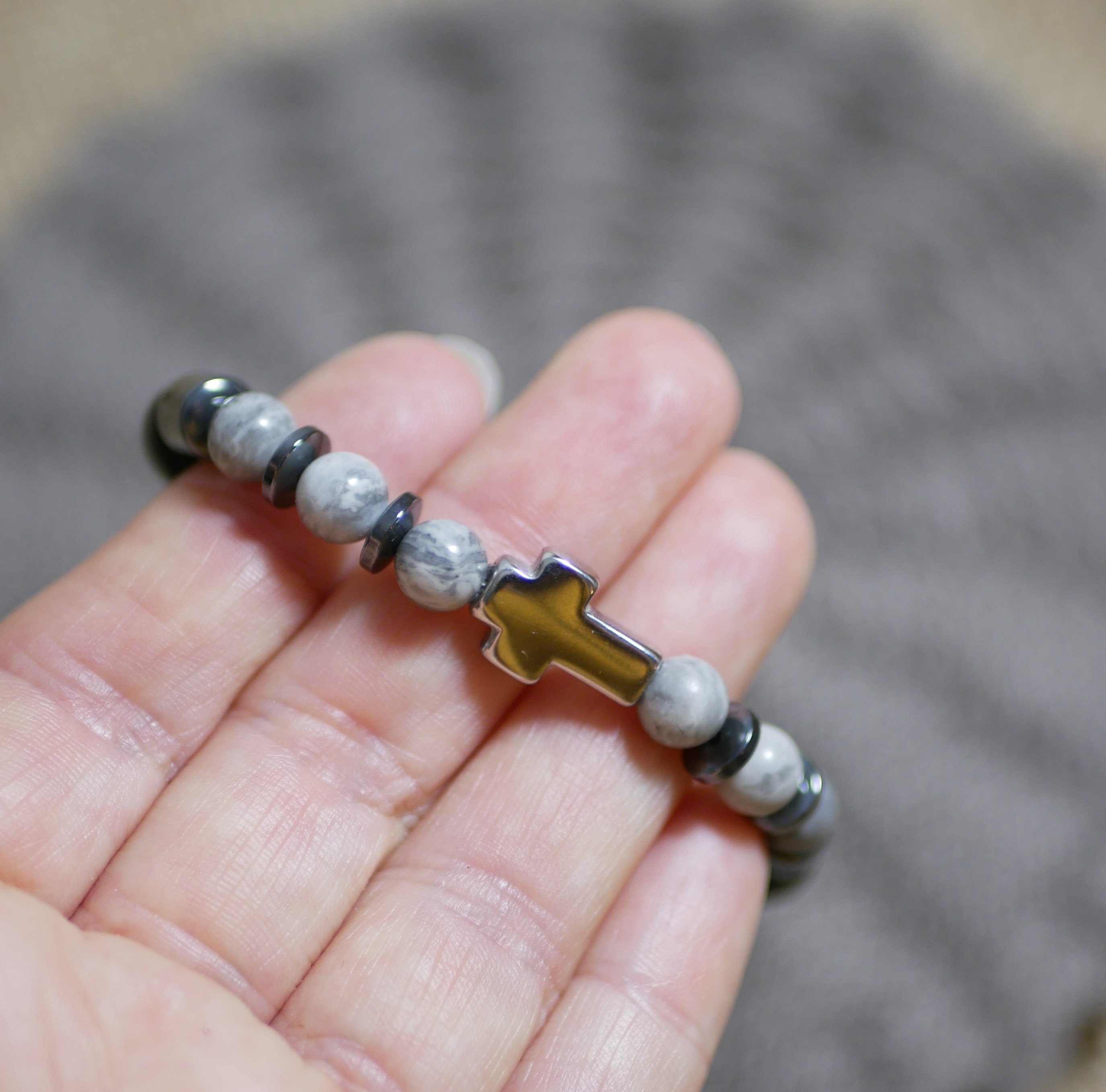 Herenarmband met kruis, hematiet en grijze parels