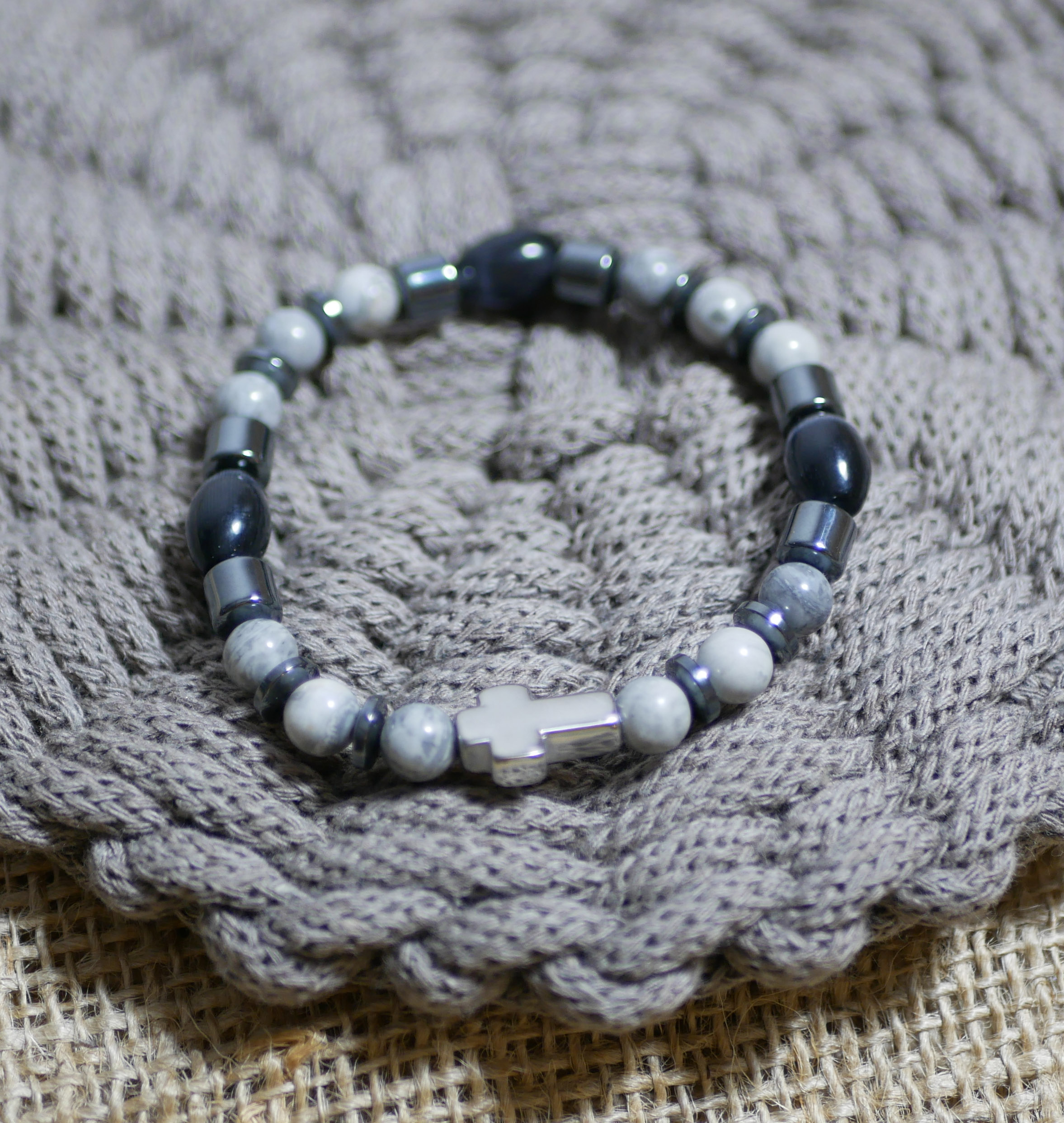 Herenarmband met kruis, hematiet en grijze parels