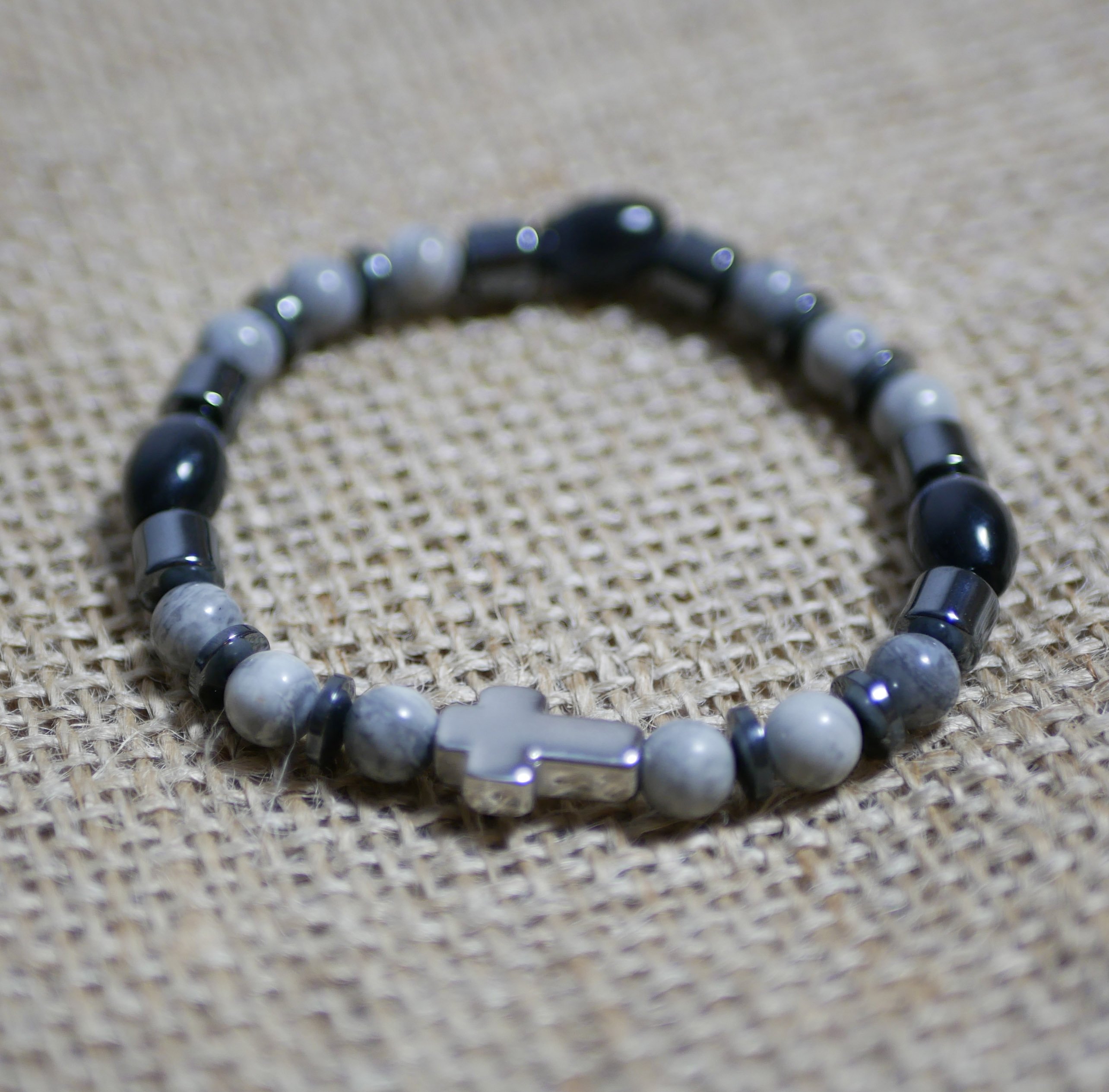 Herenarmband met kruis, hematiet en grijze parels