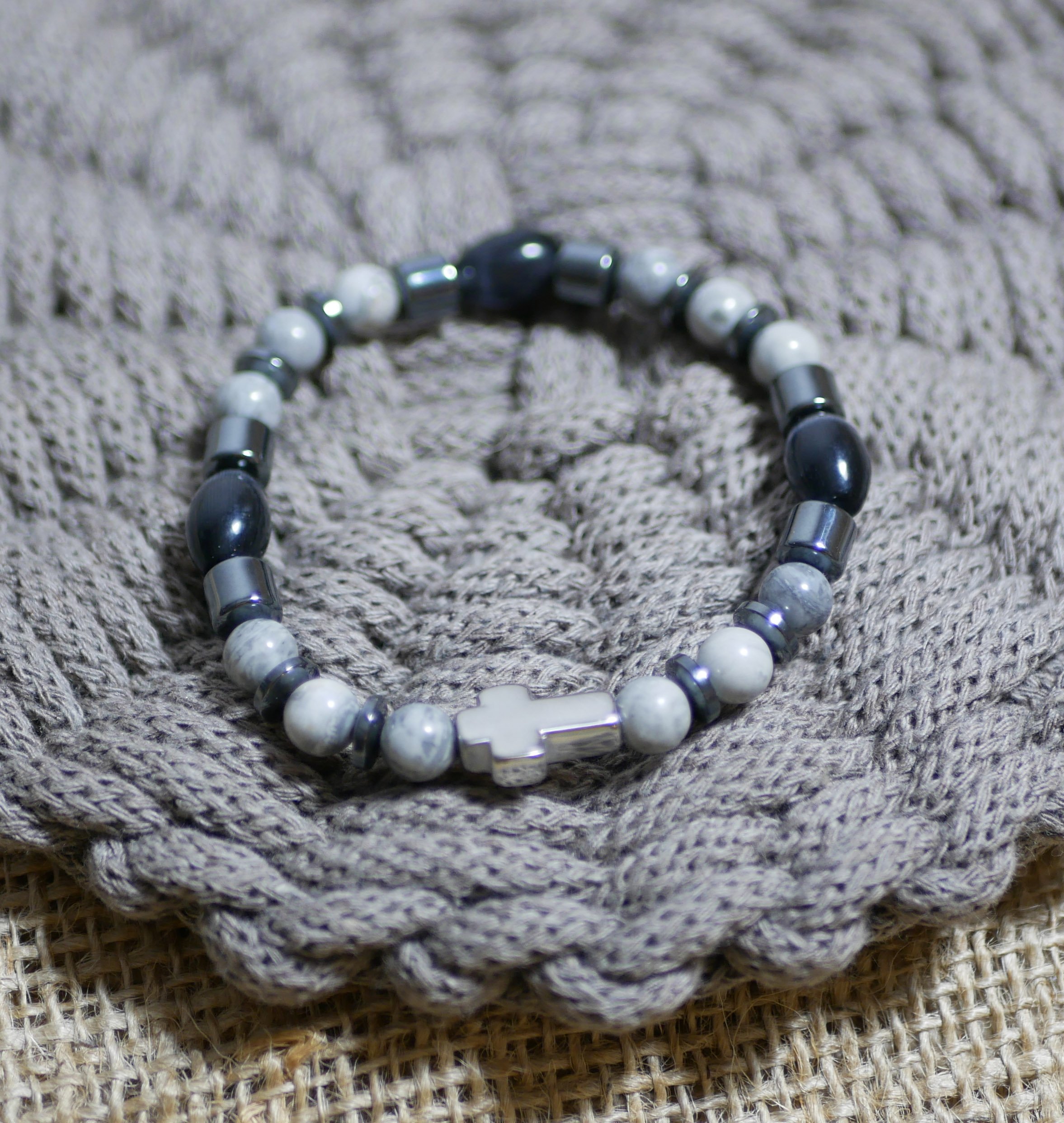 Herenarmband met kruis, hematiet en grijze parels