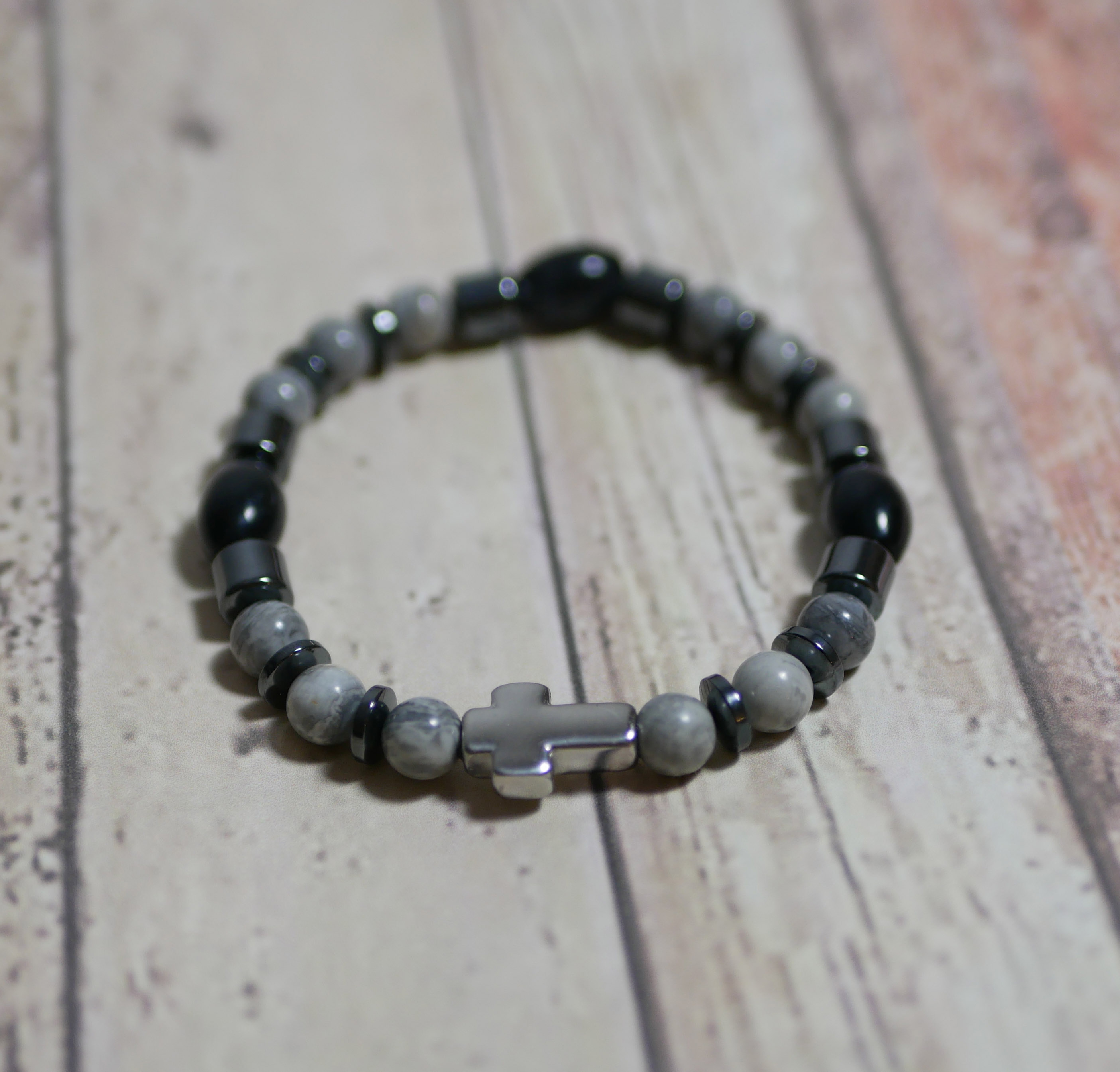 Herenarmband met kruis, hematiet en grijze parels