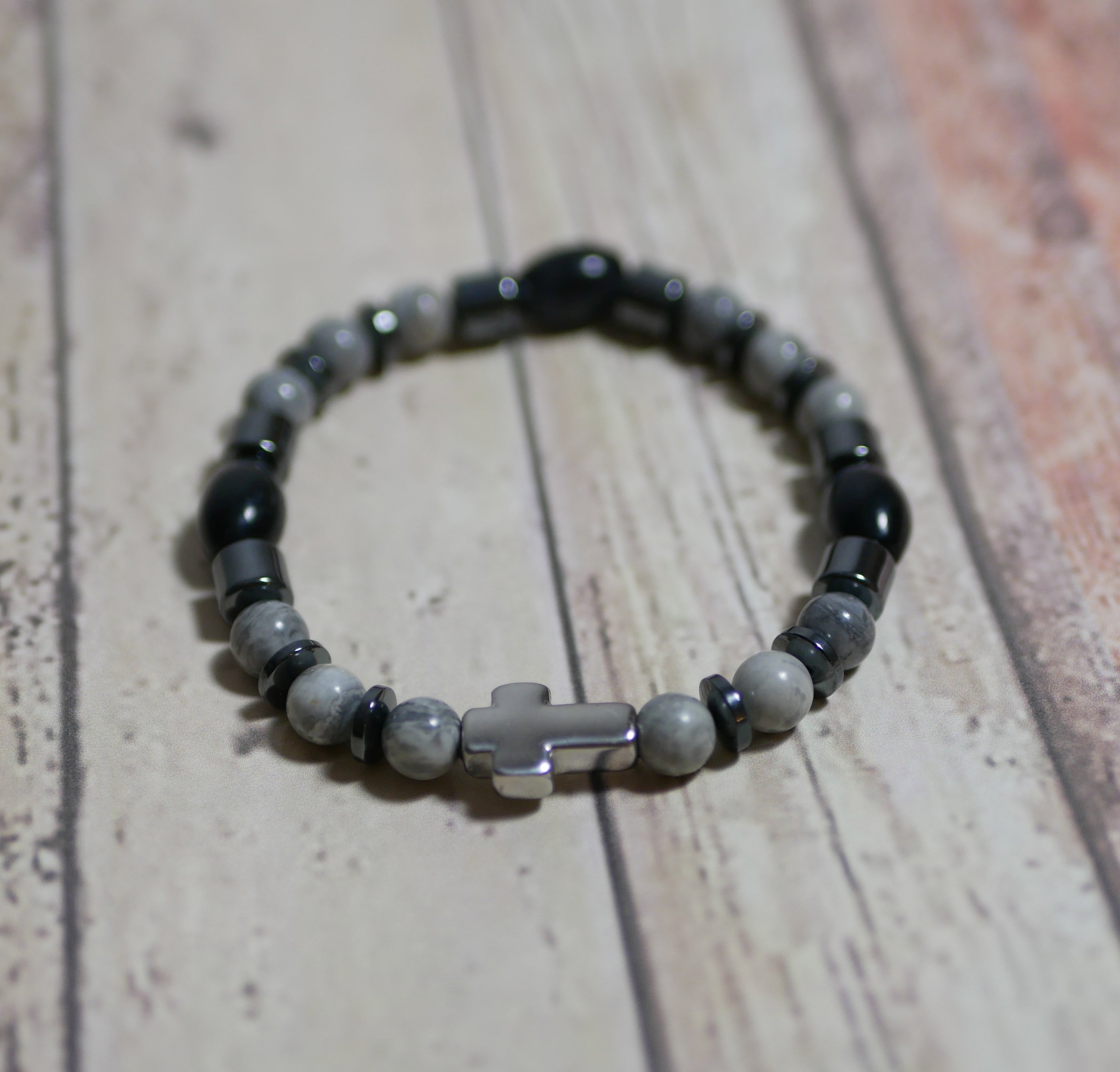 Herenarmband met kruis, hematiet en grijze parels