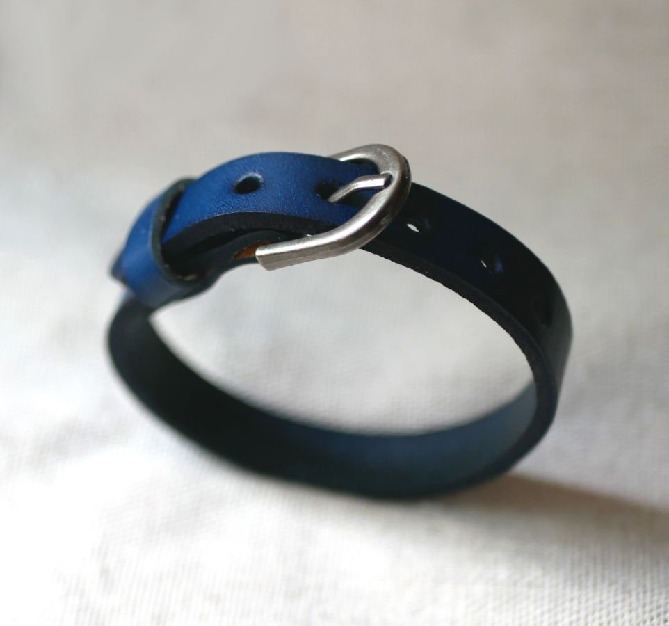 Te personaliseren herenarmband in blauw leer 