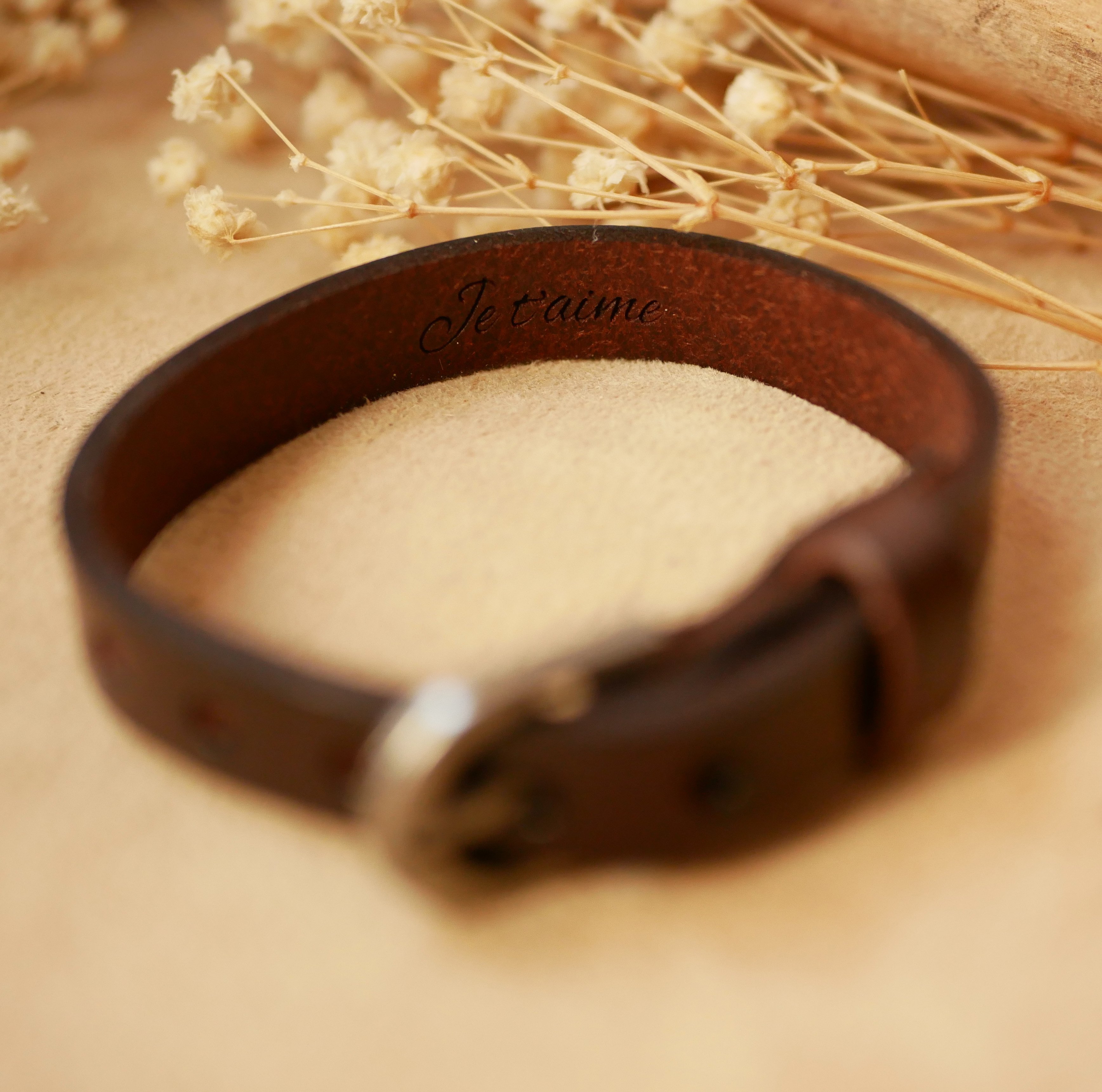 Te personaliseren leren herenarmband donkerbruin met zilveren gesp