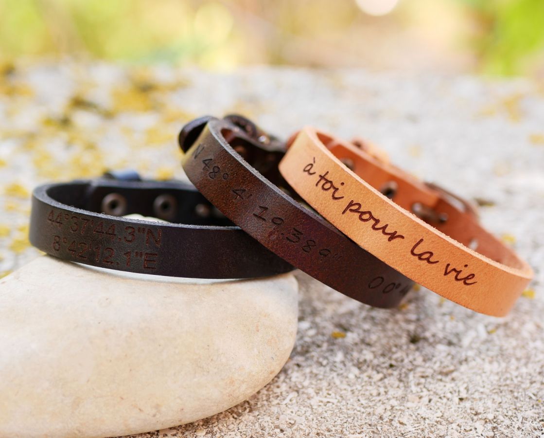 Herenarmband van gegraveerd zwart leer, aanpasbaar