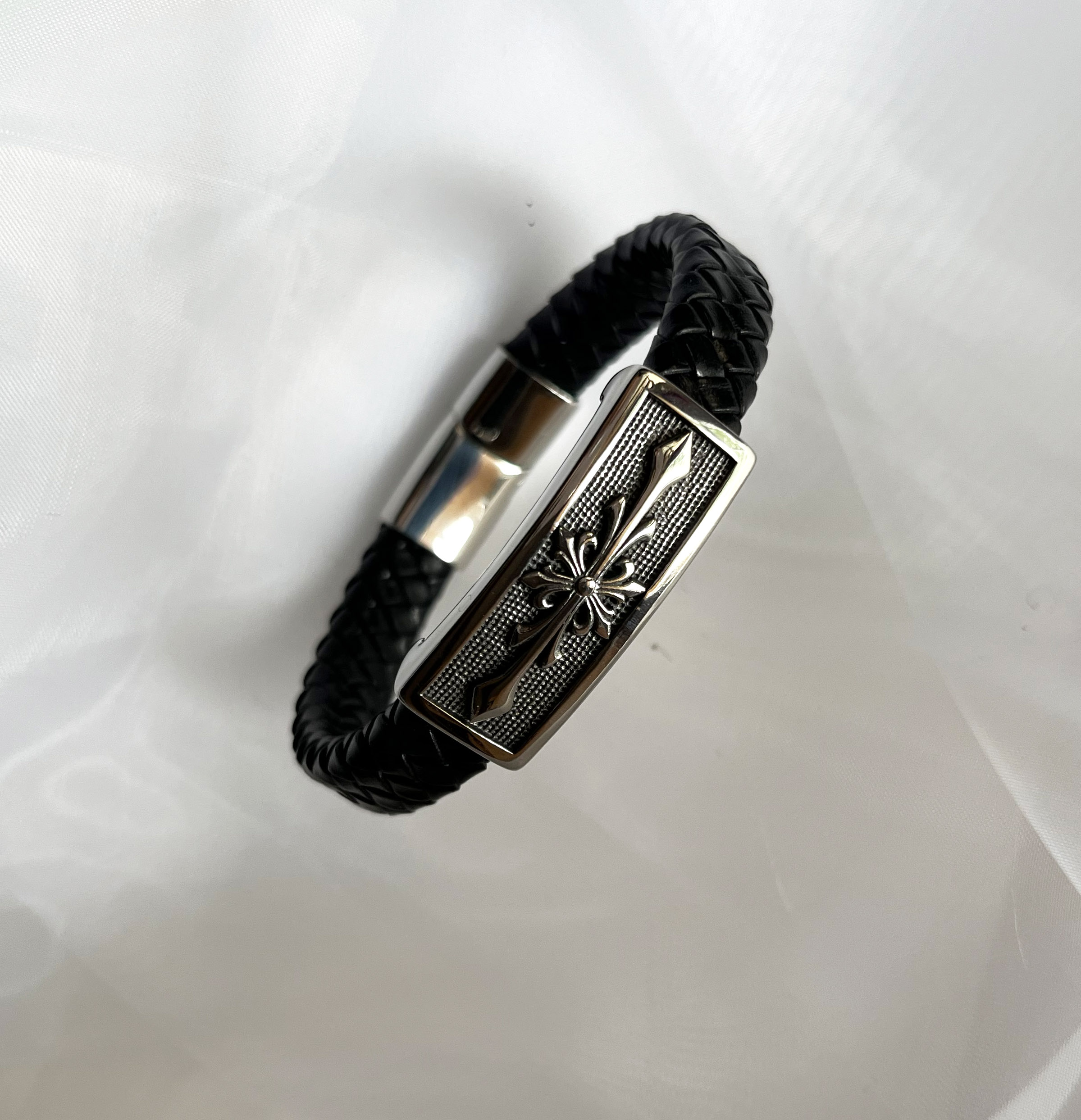 Bracelet homme cuir noir tress&eacute; d&eacute;cor croix stylis&eacute;e