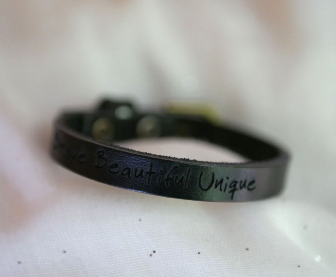 Herenarmband van gegraveerd zwart leer, aanpasbaar