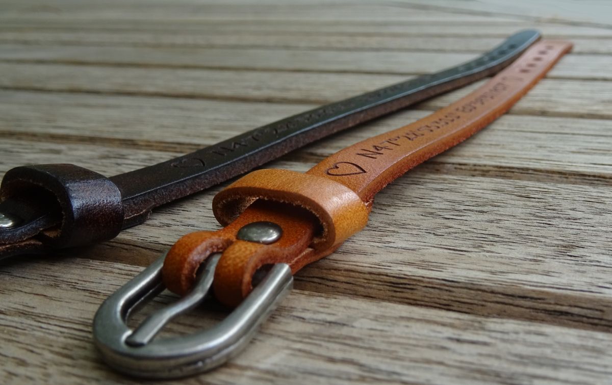 Herenarmband van gegraveerd zwart leer, aanpasbaar