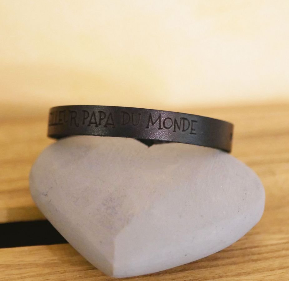 Herenarmband van gegraveerd zwart leer, aanpasbaar