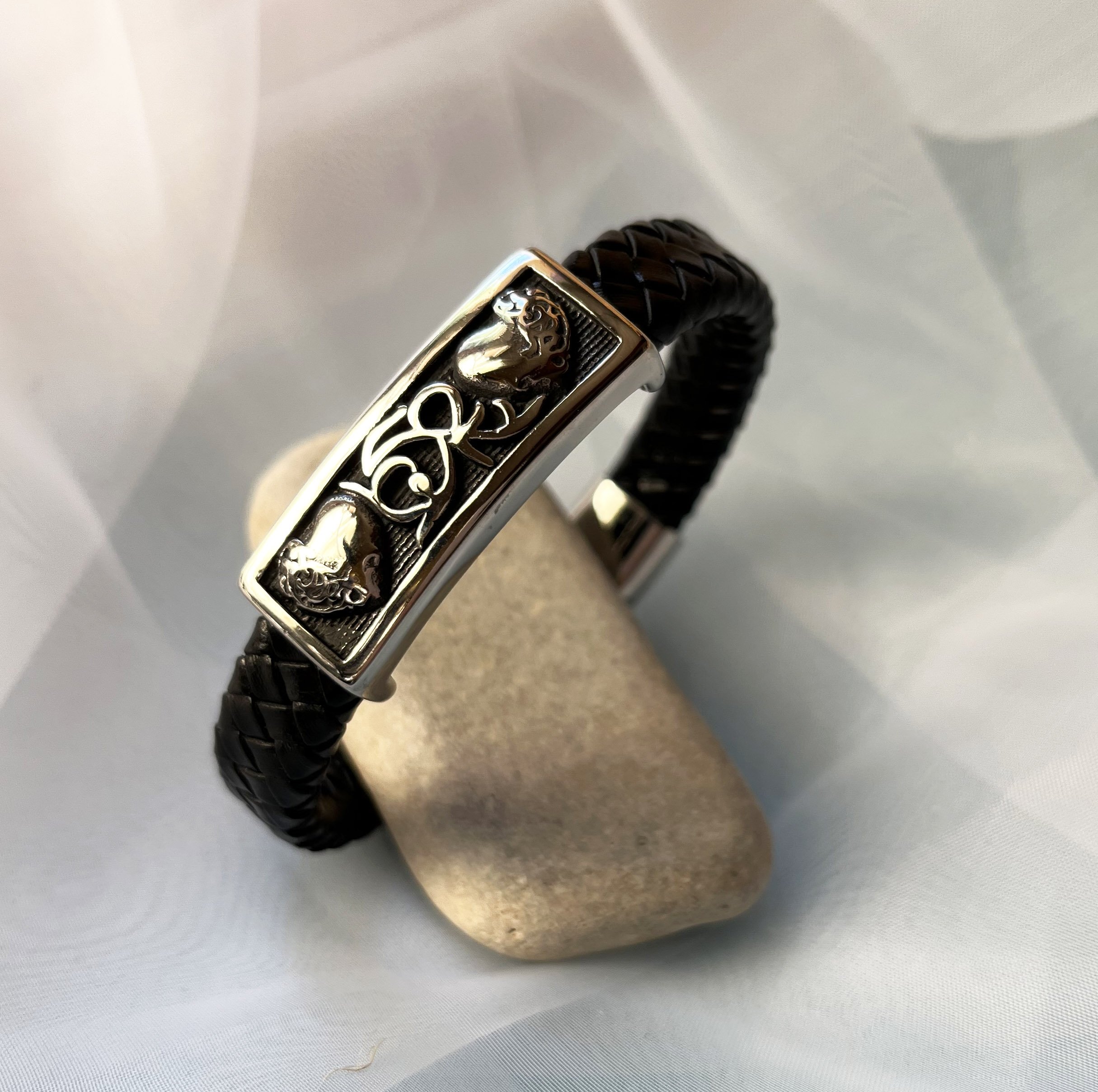 Bracelet homme cuir noir tress&eacute; d&eacute;cor 2 coeurs grav&eacute;s