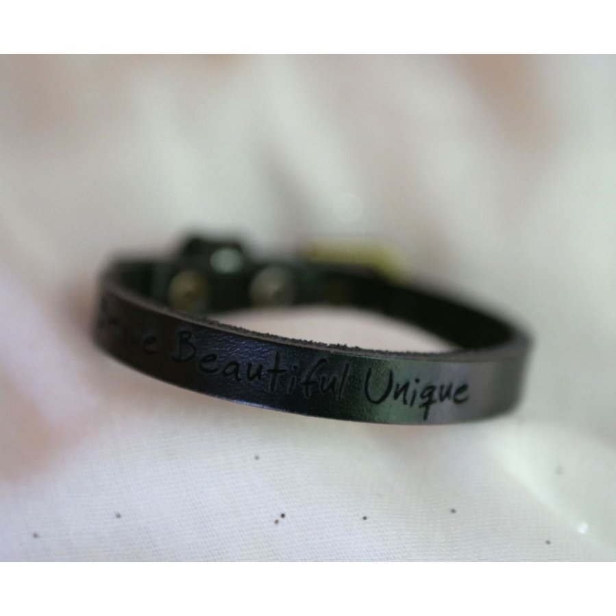 Herenarmband van gegraveerd zwart leer, aanpasbaar
