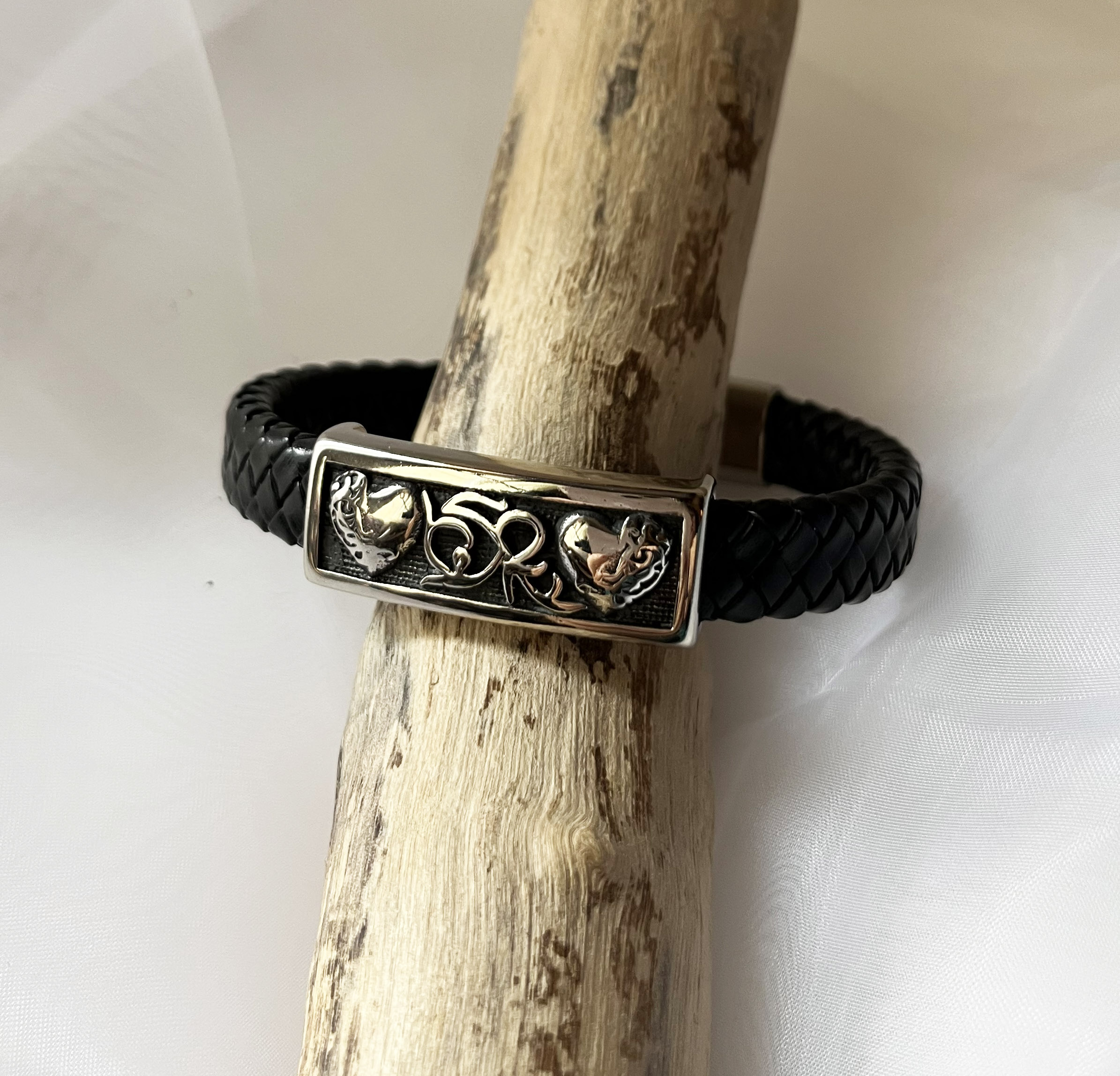 Bracelet homme cuir noir tress&eacute; d&eacute;cor 2 coeurs grav&eacute;s