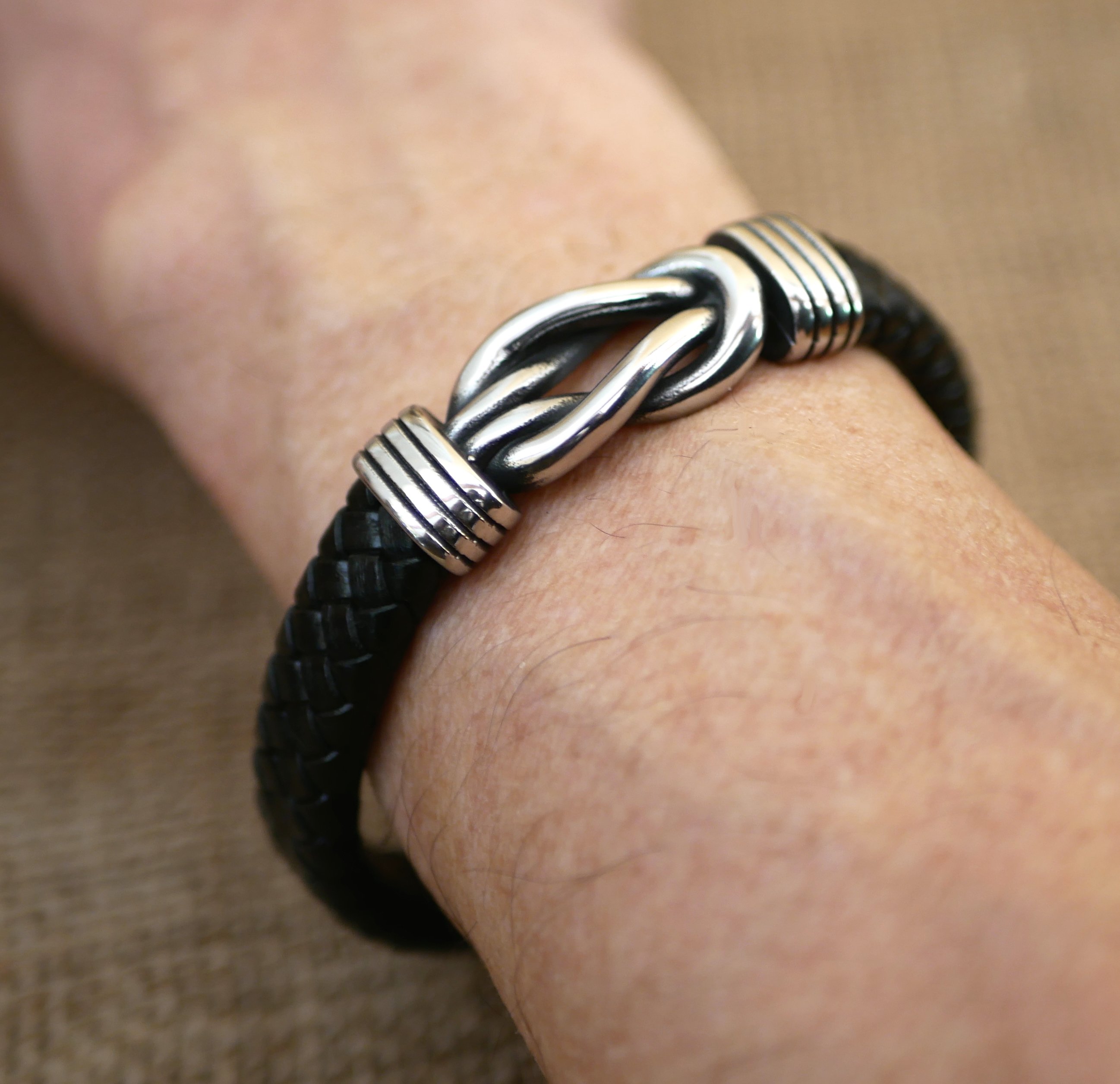 Zwarte leren armband met Keltische knoop en magnetische stalen sluiting