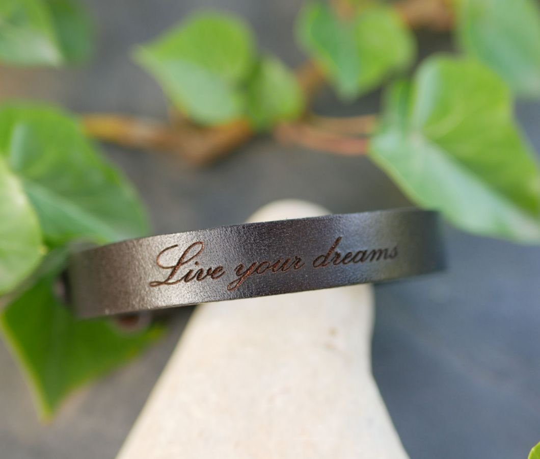 Herenarmband van gegraveerd zwart leer, aanpasbaar