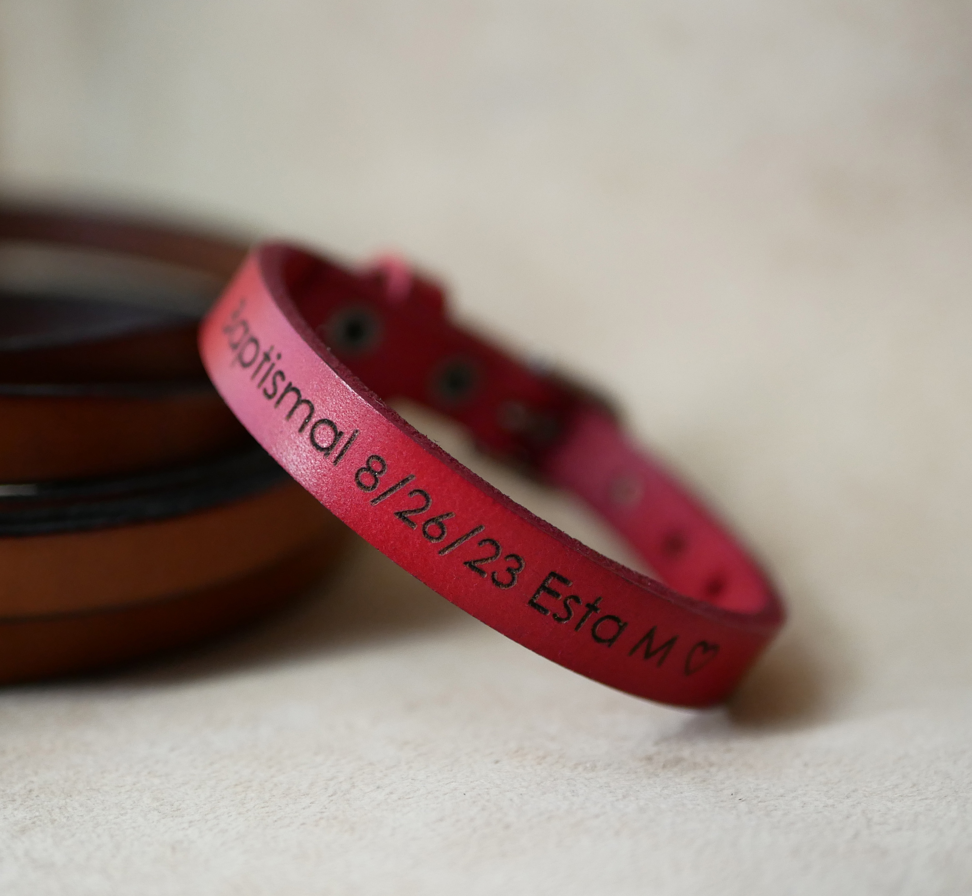 Herenarmband in rood leer, te personaliseren door gravure